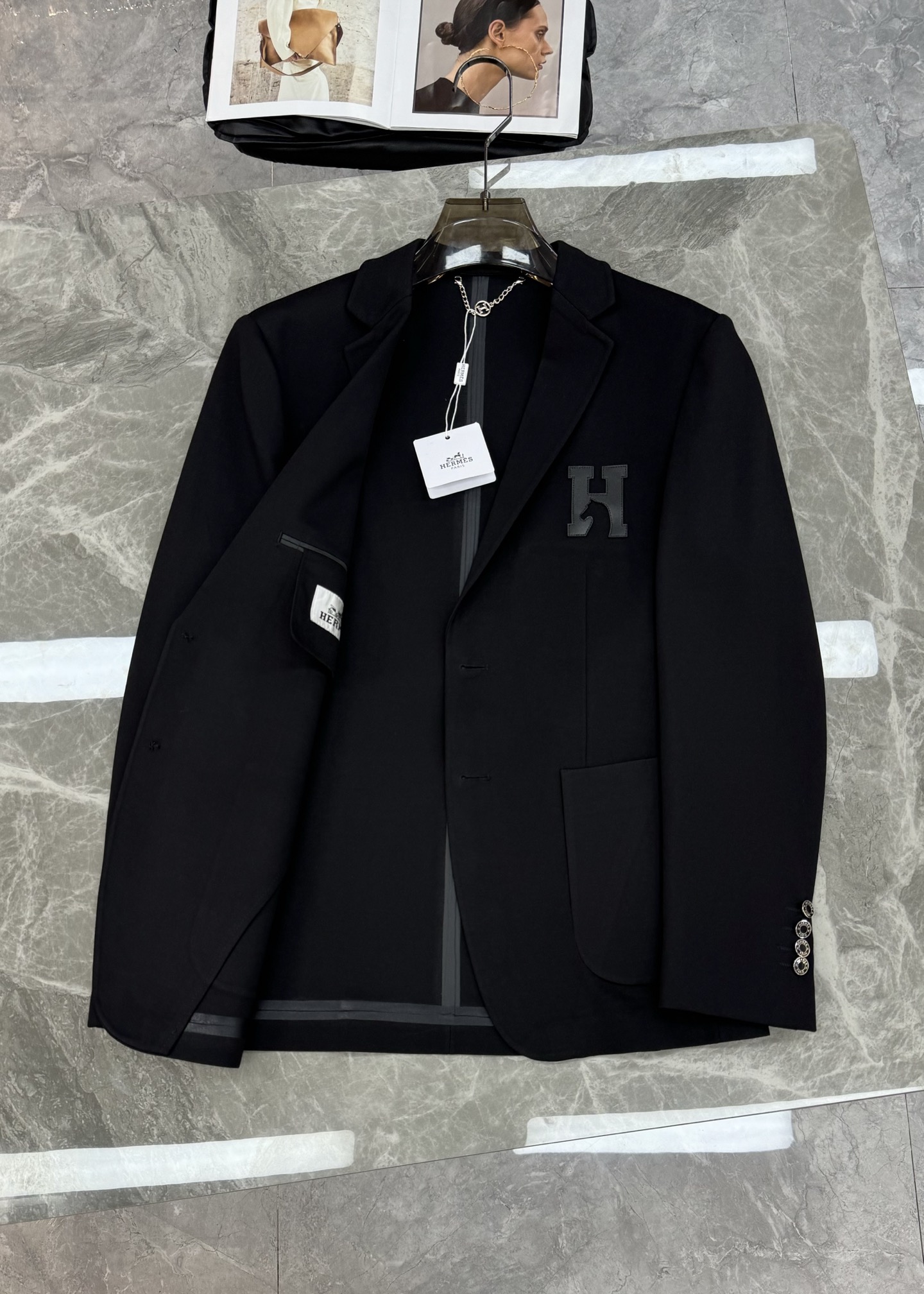 HERME*爱马仕25s休闲西服外套👨🏻外贸公司订单！胸口经典图形H马造型皮标.笔挺垂感十足，高端定制锦