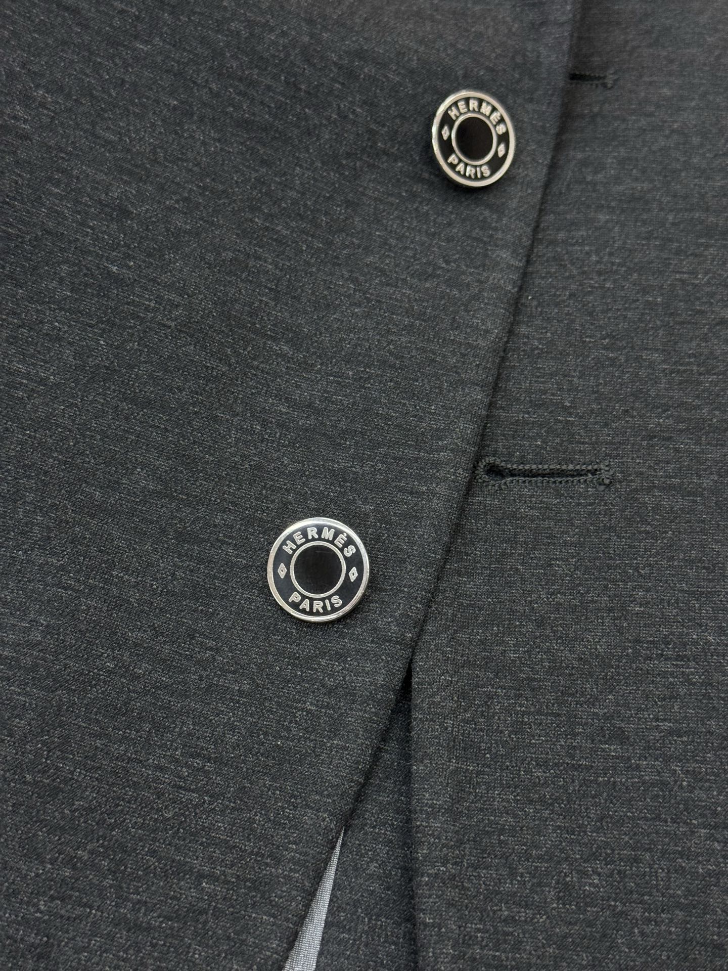 HERME*爱马仕25s休闲西服外套👨🏻外贸公司订单！胸口经典图形H马造型皮标.笔挺垂感十足，高端定制锦