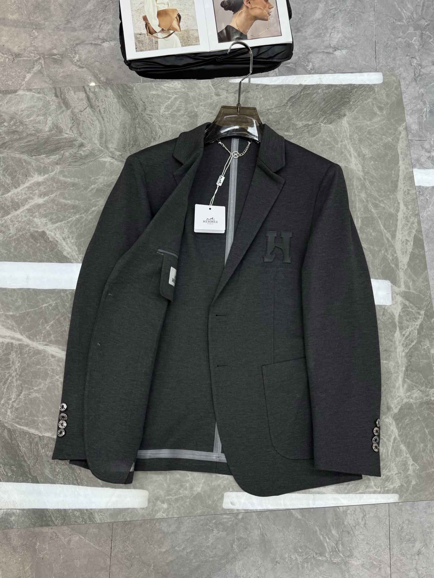 HERME*爱马仕25s休闲西服外套👨🏻外贸公司订单！胸口经典图形H马造型皮标.笔挺垂感十足，高端定制锦