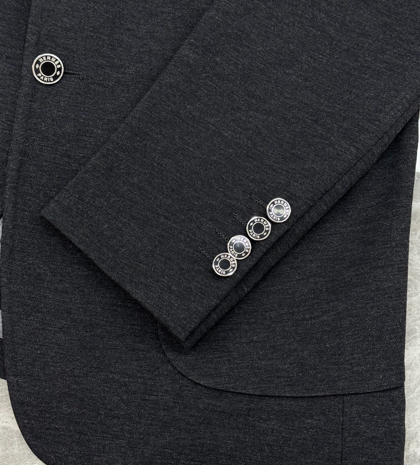 HERME*爱马仕25s休闲西服外套👨🏻外贸公司订单！胸口经典图形H马造型皮标.笔挺垂感十足，高端定制锦