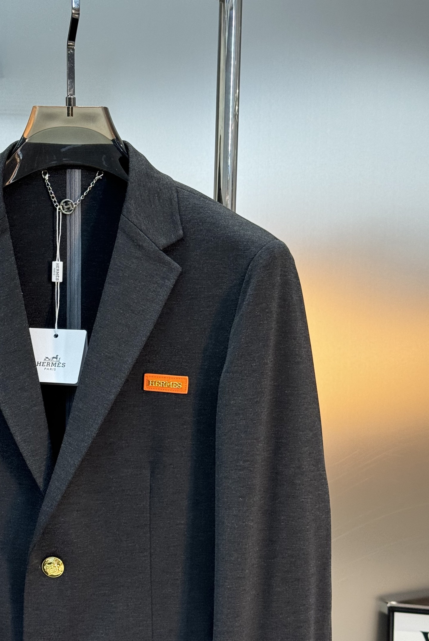 HERME*爱马仕25s休闲西服外套👨🏻外贸公司订单！胸口经典橘色品牌金属字母皮标.笔挺垂感十足，高端定