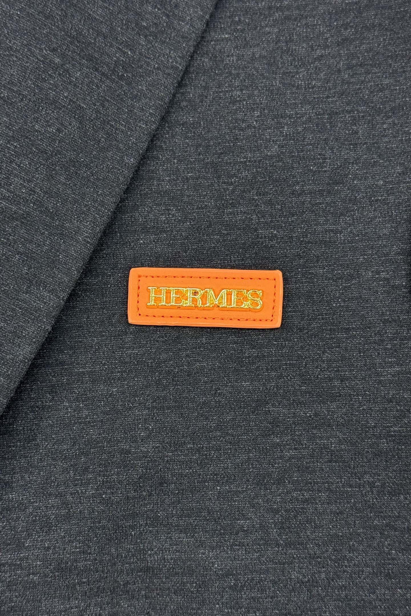 HERME*爱马仕25s休闲西服外套👨🏻外贸公司订单！胸口经典橘色品牌金属字母皮标.笔挺垂感十足，高端定