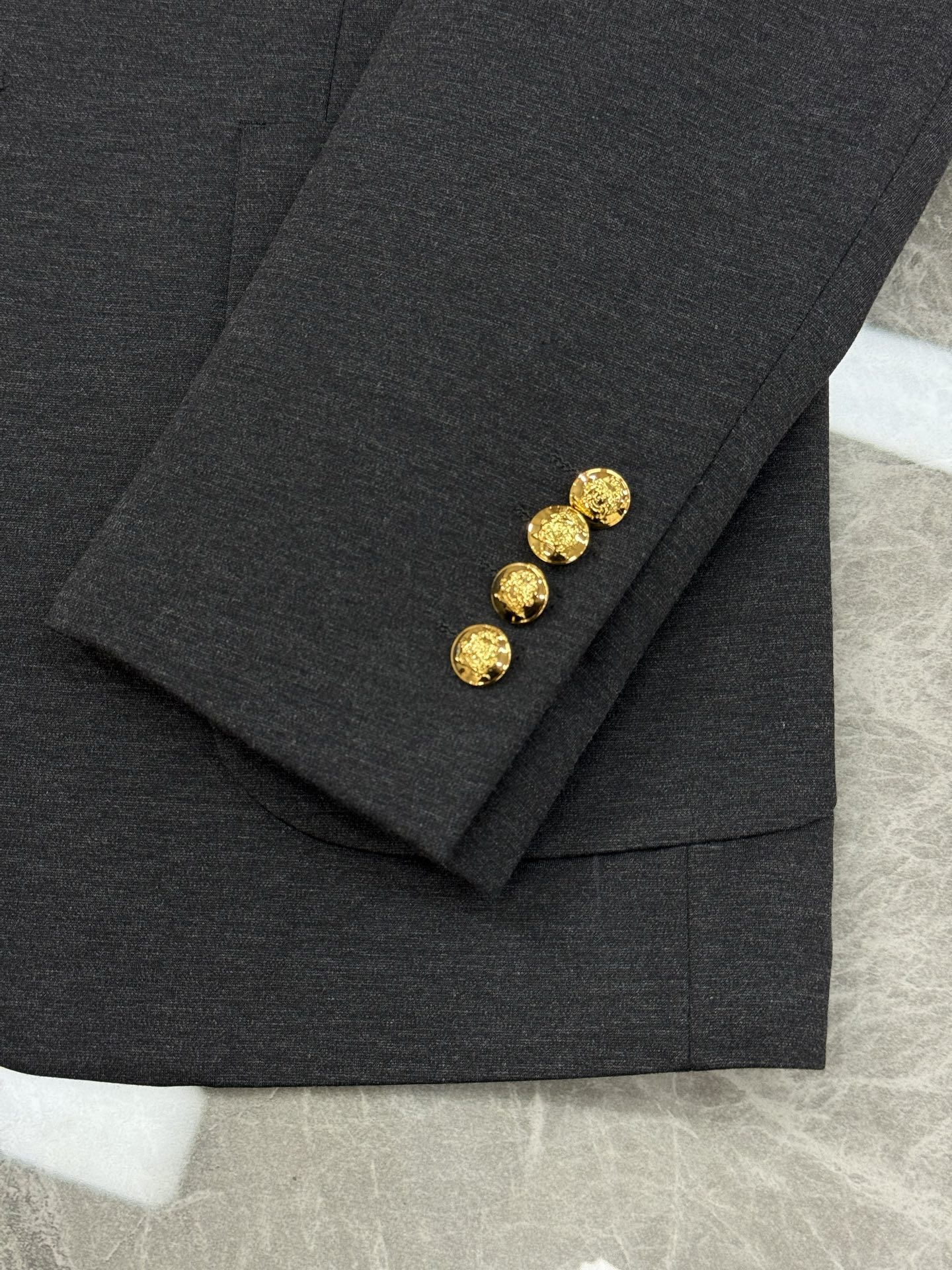 HERME*爱马仕25s休闲西服外套👨🏻外贸公司订单！胸口经典橘色品牌金属字母皮标.笔挺垂感十足，高端定