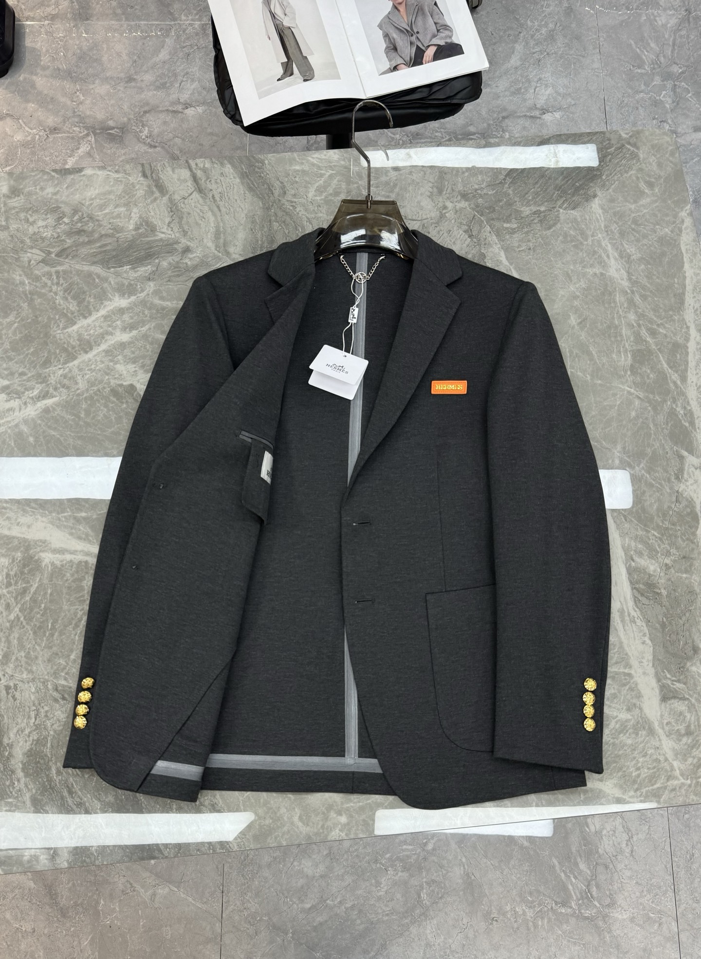 HERME*爱马仕25s休闲西服外套👨🏻外贸公司订单！胸口经典橘色品牌金属字母皮标.笔挺垂感十足，高端定