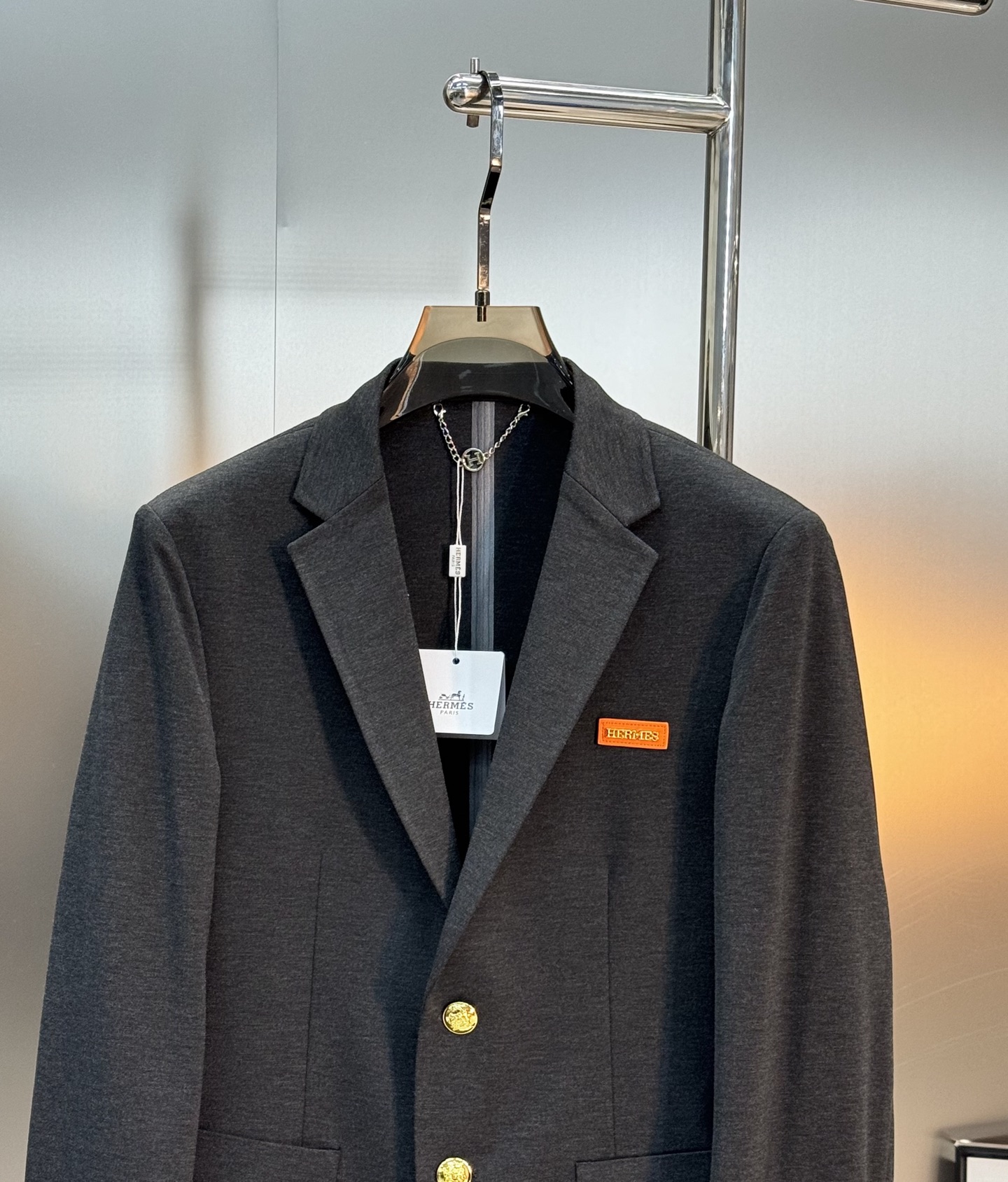 HERME*爱马仕25s休闲西服外套👨🏻外贸公司订单！胸口经典橘色品牌金属字母皮标.笔挺垂感十足，高端定