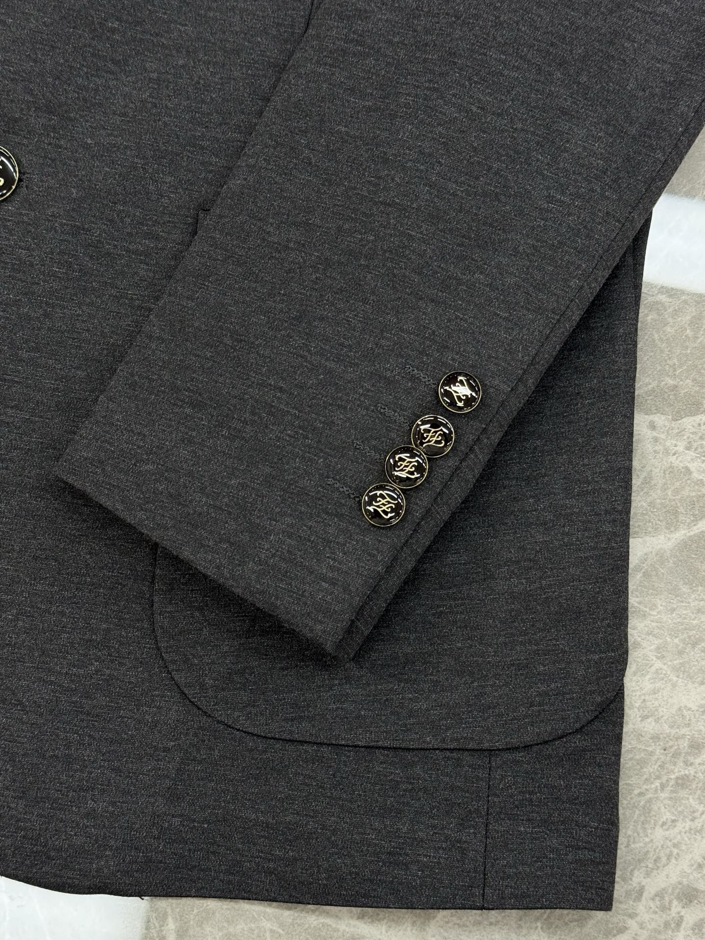 FENDI芬迪25s新款西服外套👨🏻大爆款来了🔥外贸公司订单！胸口FF小怪兽皮标标识.低调奢华！订制进口