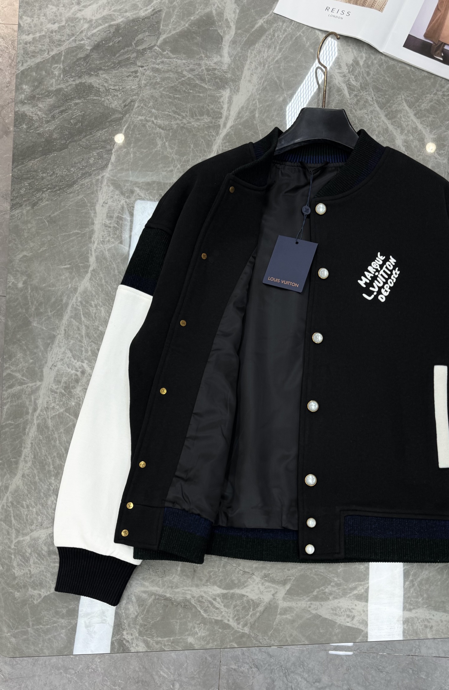 驴牌*25s新品🆕彩色罗纹珍珠扣棒球服外套！采用100%棉质针织面料打造，触感柔软舒适。宽松的休闲版型配