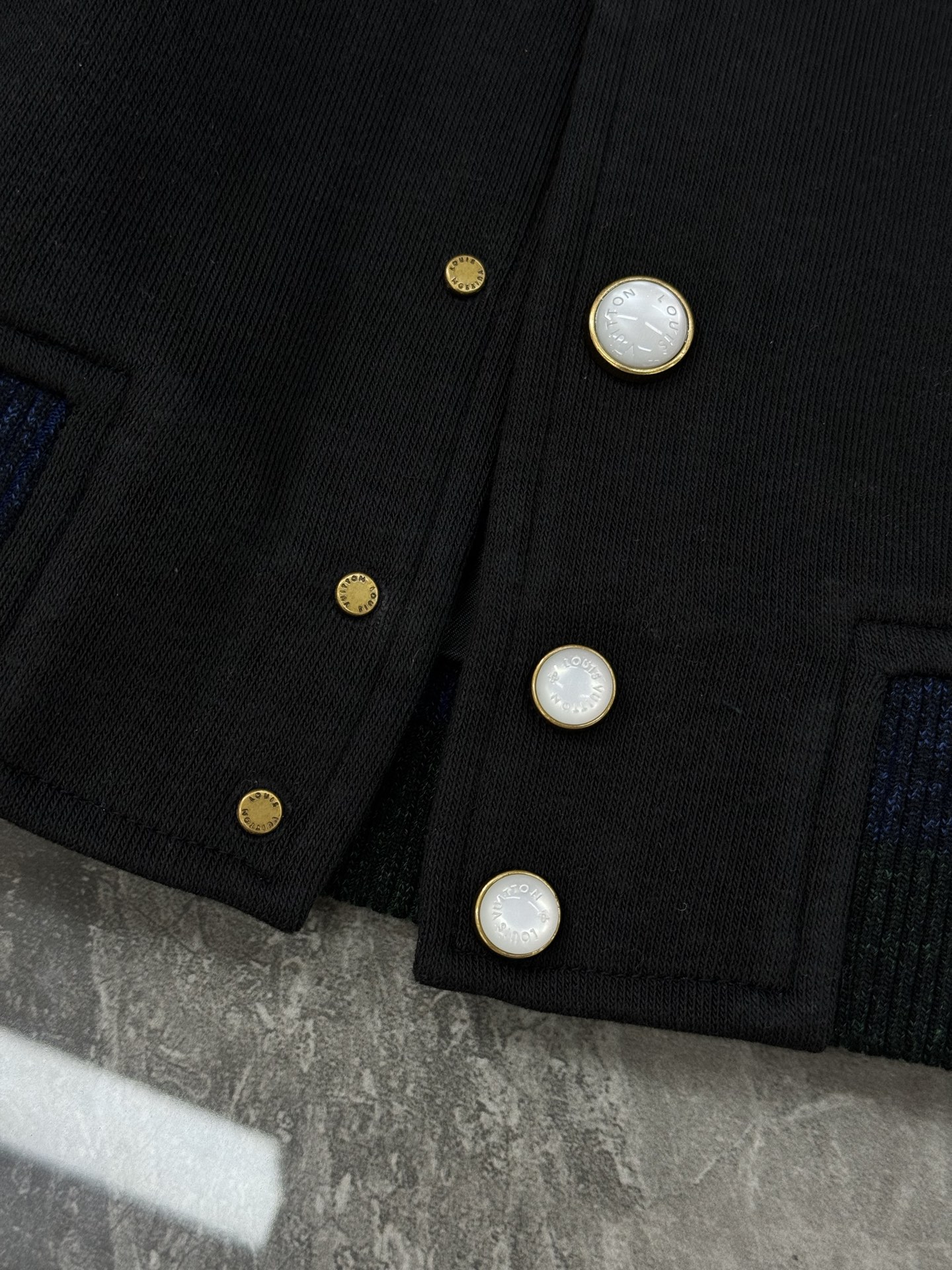 驴牌*25s新品🆕彩色罗纹珍珠扣棒球服外套！采用100%棉质针织面料打造，触感柔软舒适。宽松的休闲版型配