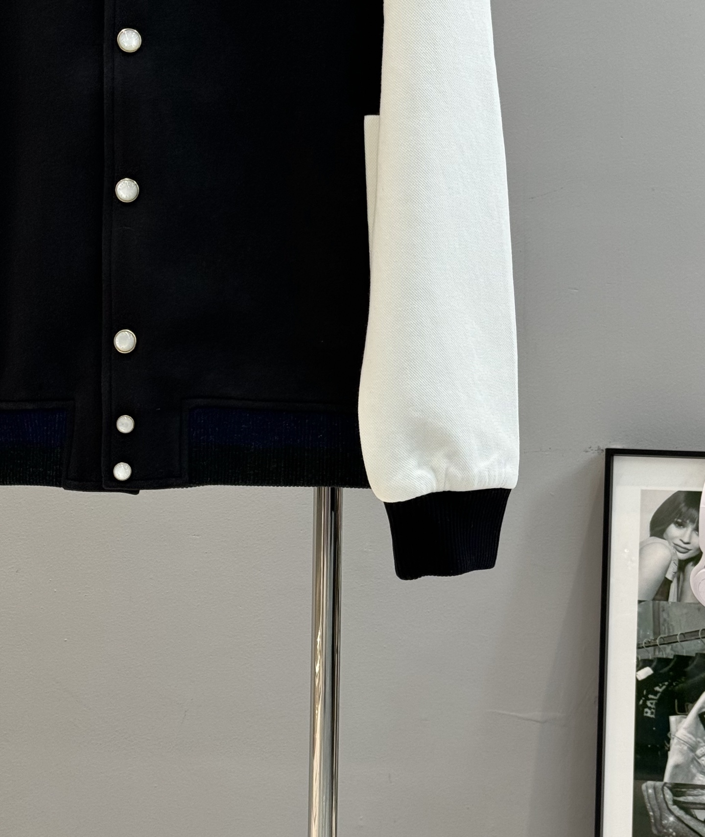 驴牌*25s新品🆕彩色罗纹珍珠扣棒球服外套！采用100%棉质针织面料打造，触感柔软舒适。宽松的休闲版型配