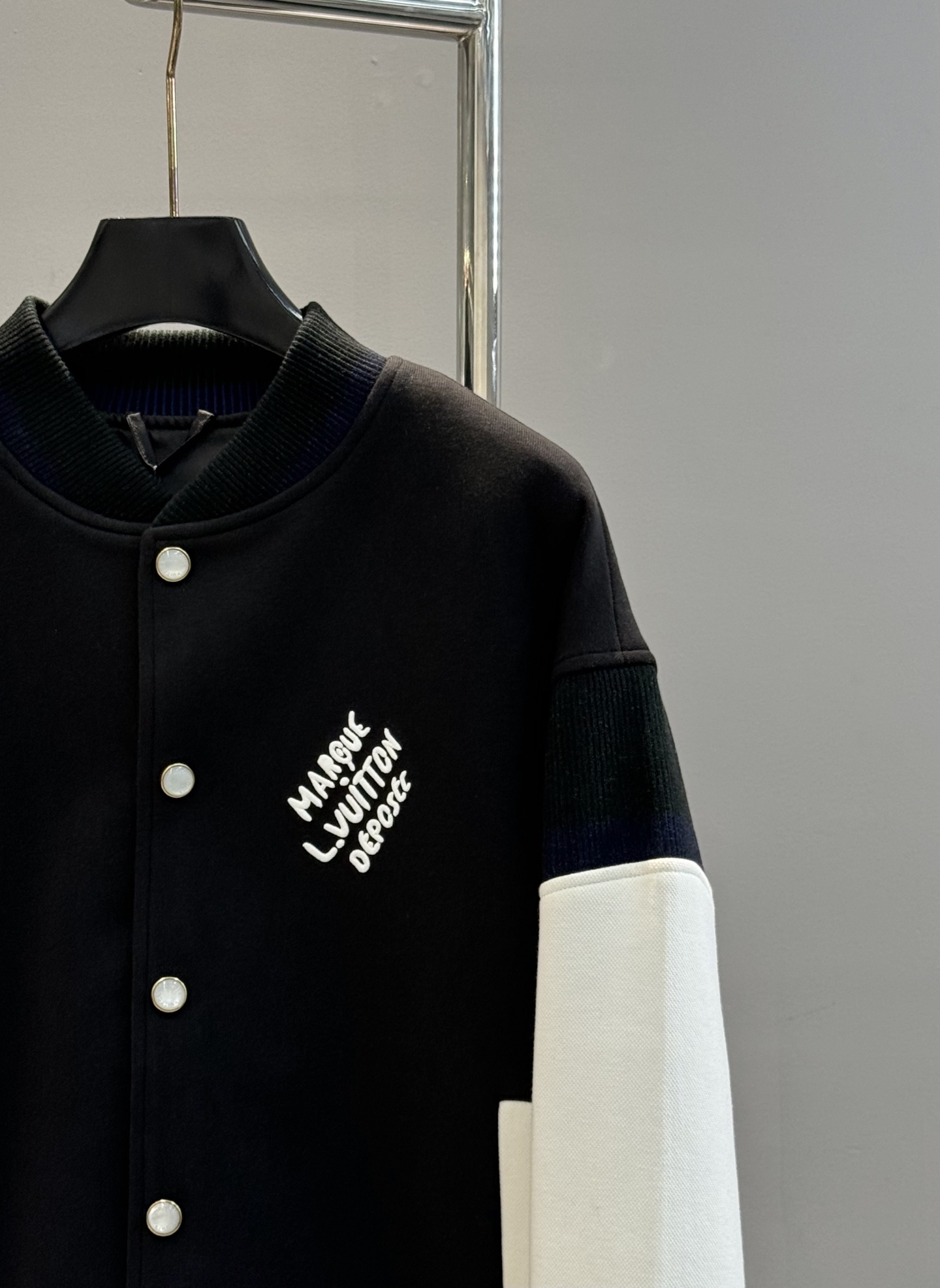 驴牌*25s新品🆕彩色罗纹珍珠扣棒球服外套！采用100%棉质针织面料打造，触感柔软舒适。宽松的休闲版型配