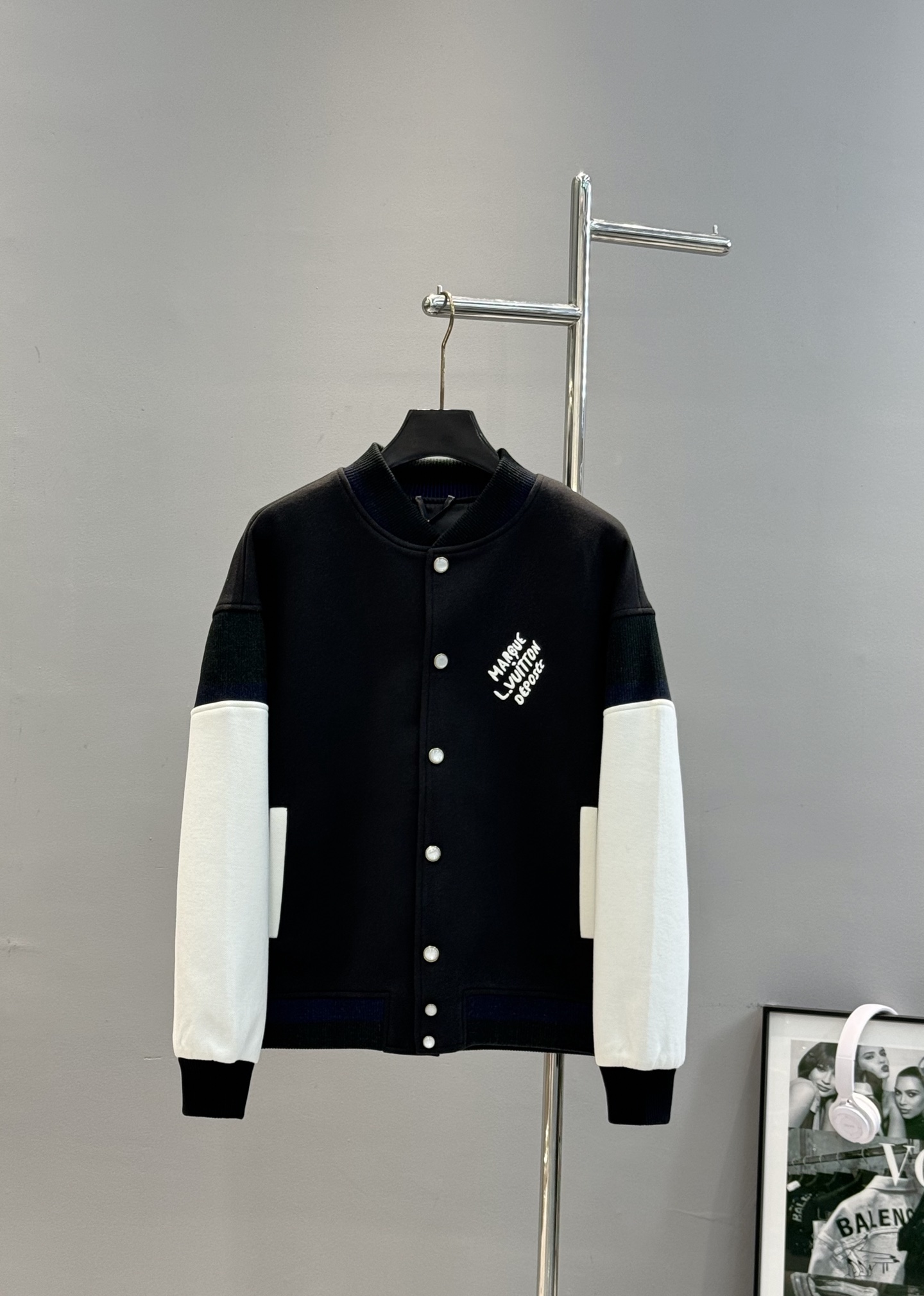 驴牌*25s新品🆕彩色罗纹珍珠扣棒球服外套！采用100%棉质针织面料打造，触感柔软舒适。宽松的休闲版型配