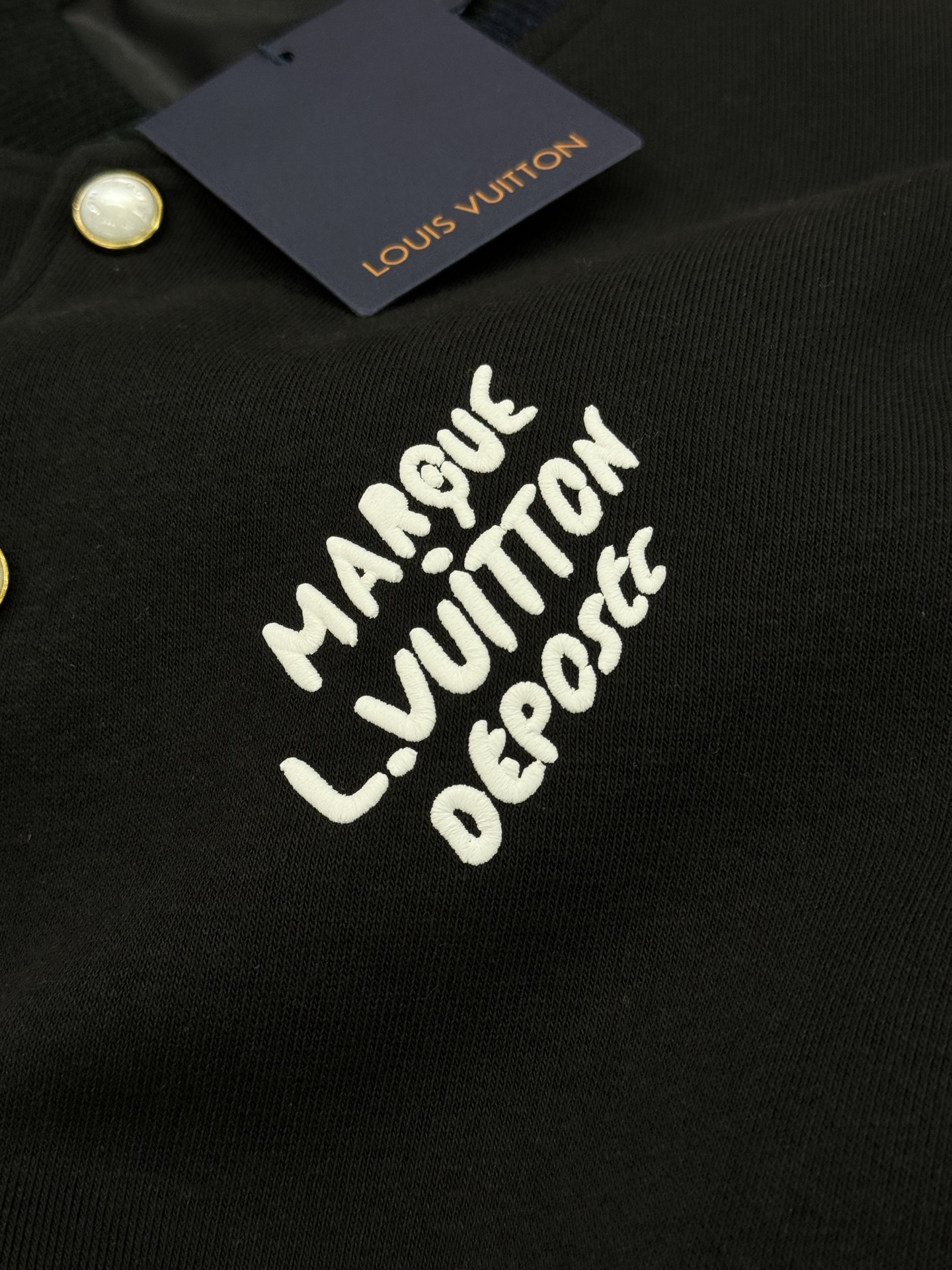 驴牌*25s新品🆕彩色罗纹珍珠扣棒球服外套！采用100%棉质针织面料打造，触感柔软舒适。宽松的休闲版型配