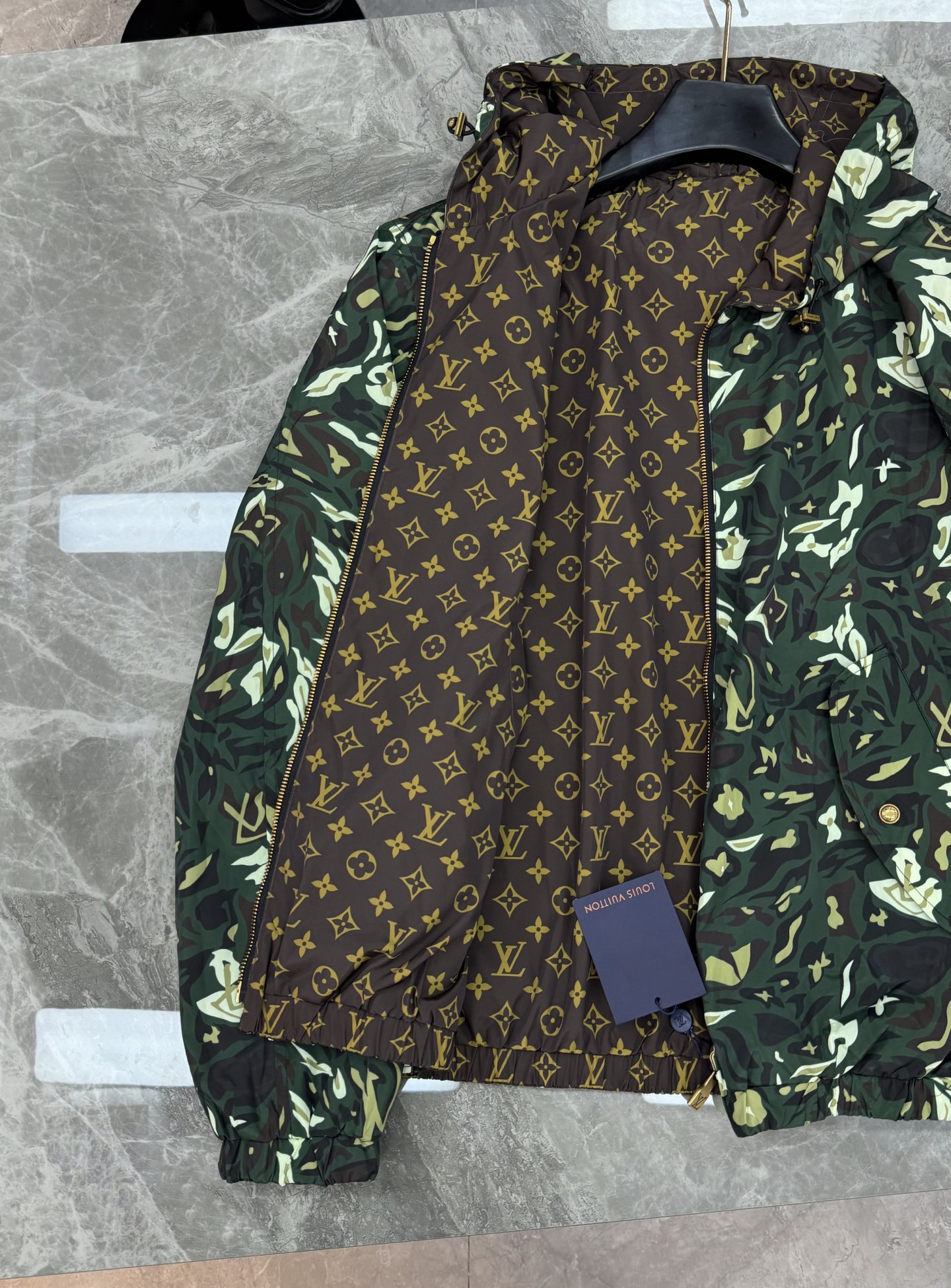 驴牌*25s新品.Nigo联名款双面穿连帽夹克外套！Nigo联名款双面穿连帽夹克外套，印花棉质迷彩面料，