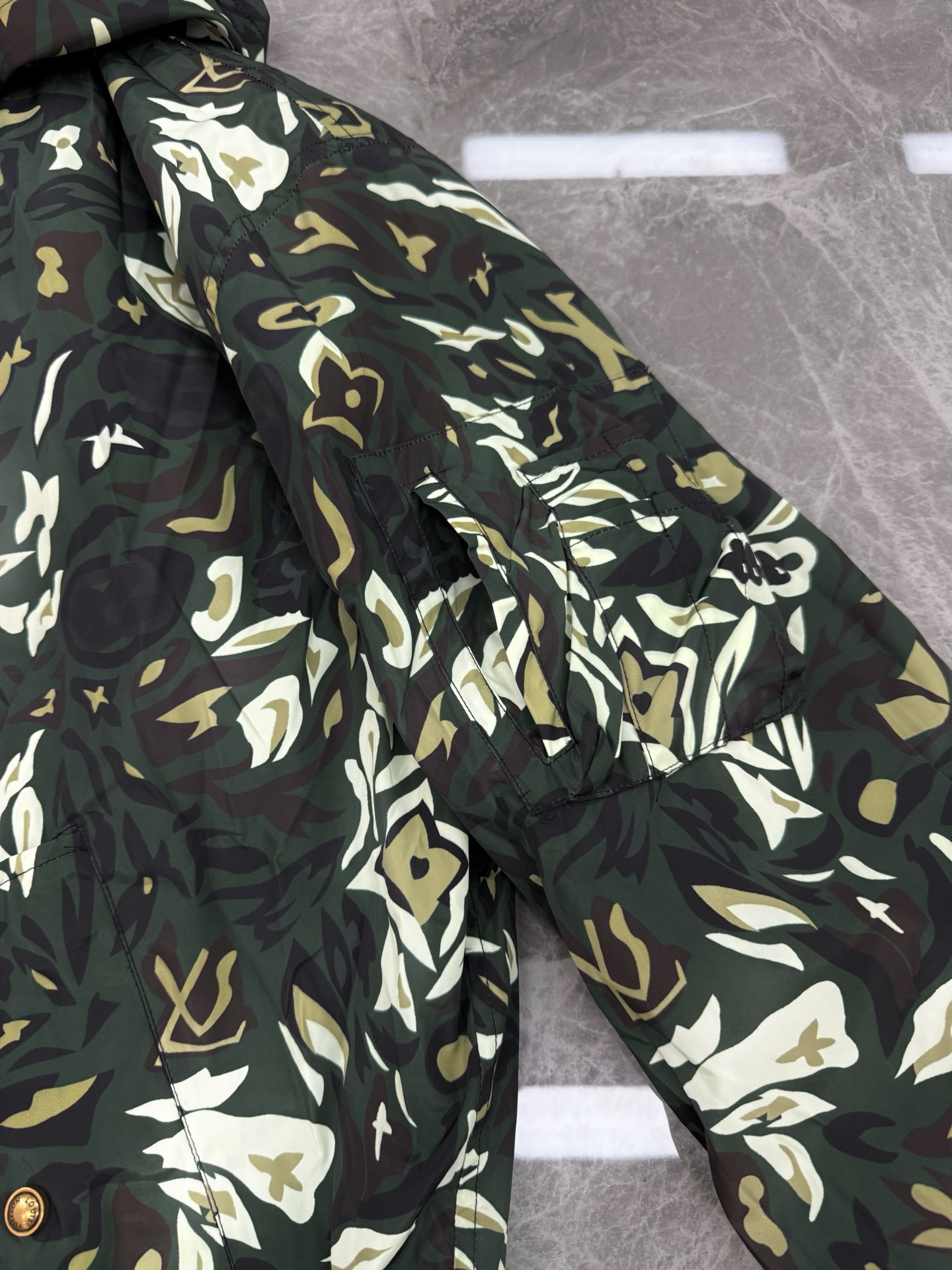 驴牌*25s新品.Nigo联名款双面穿连帽夹克外套！Nigo联名款双面穿连帽夹克外套，印花棉质迷彩面料，