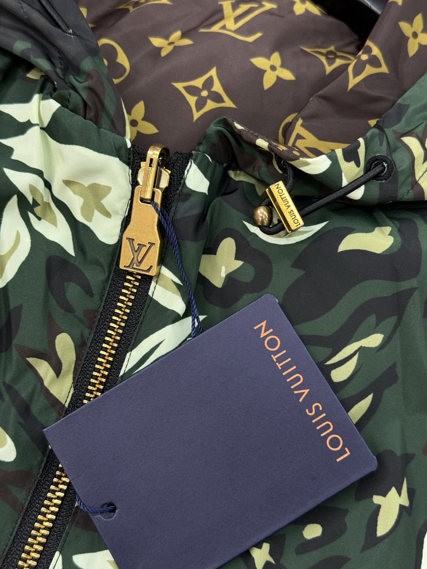 驴牌*25s新品.Nigo联名款双面穿连帽夹克外套！Nigo联名款双面穿连帽夹克外套，印花棉质迷彩面料，