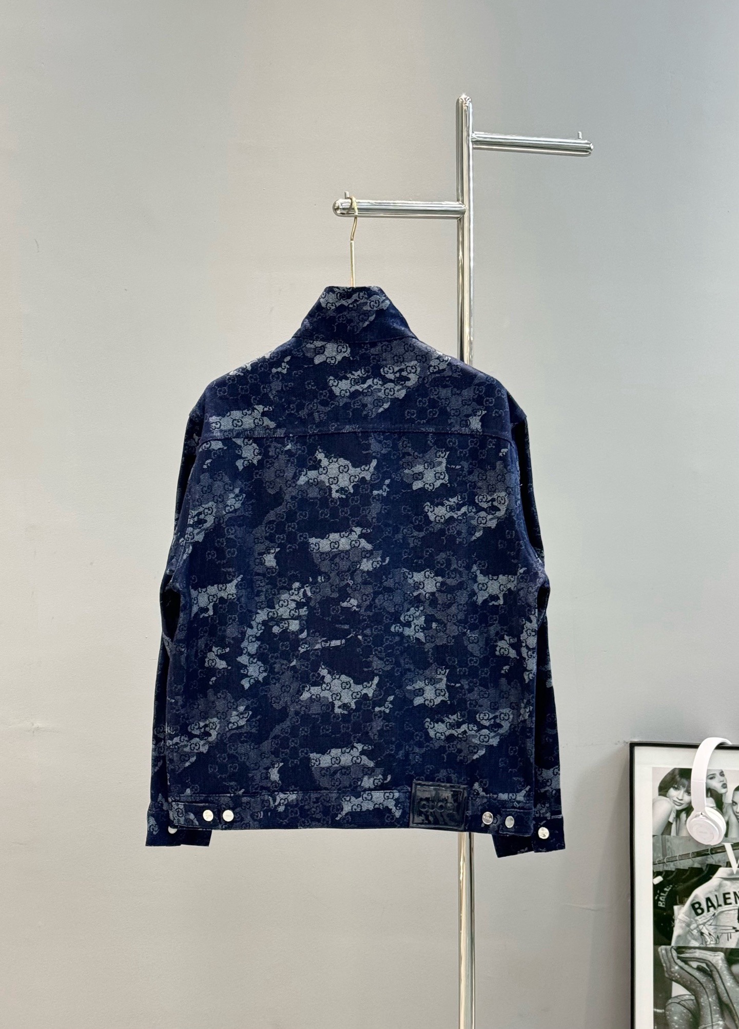 Gucci古奇满印提花牛仔立领夹克外套.原单推荐！定制丹宁提花牛仔料温润如棉舒适贴肤 以深蓝色为底 以象