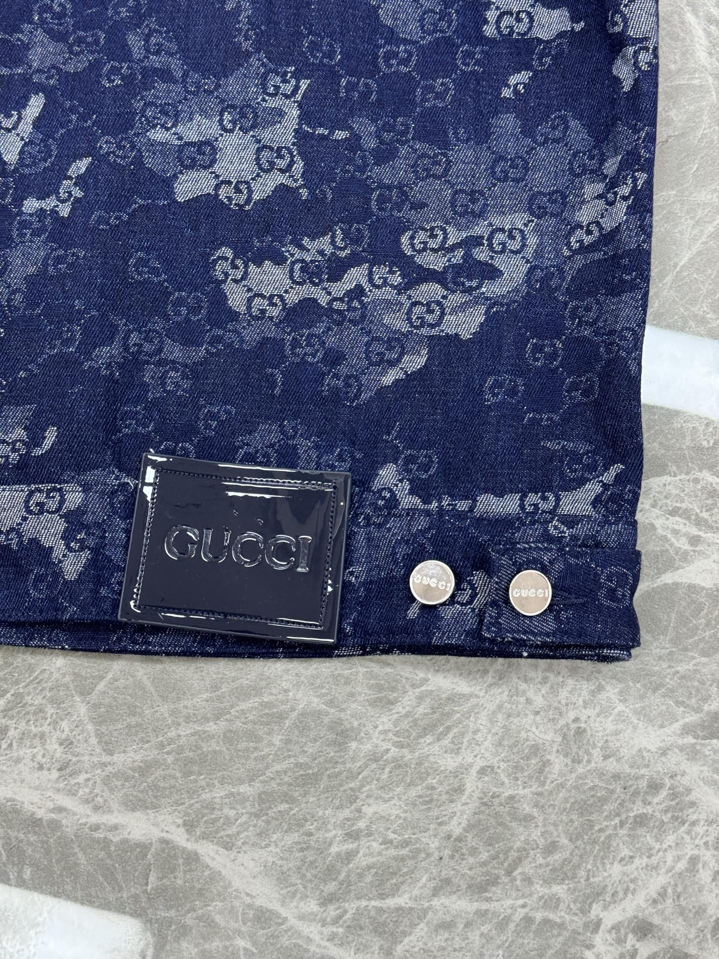 Gucci古奇满印提花牛仔立领夹克外套.原单推荐！定制丹宁提花牛仔料温润如棉舒适贴肤 以深蓝色为底 以象