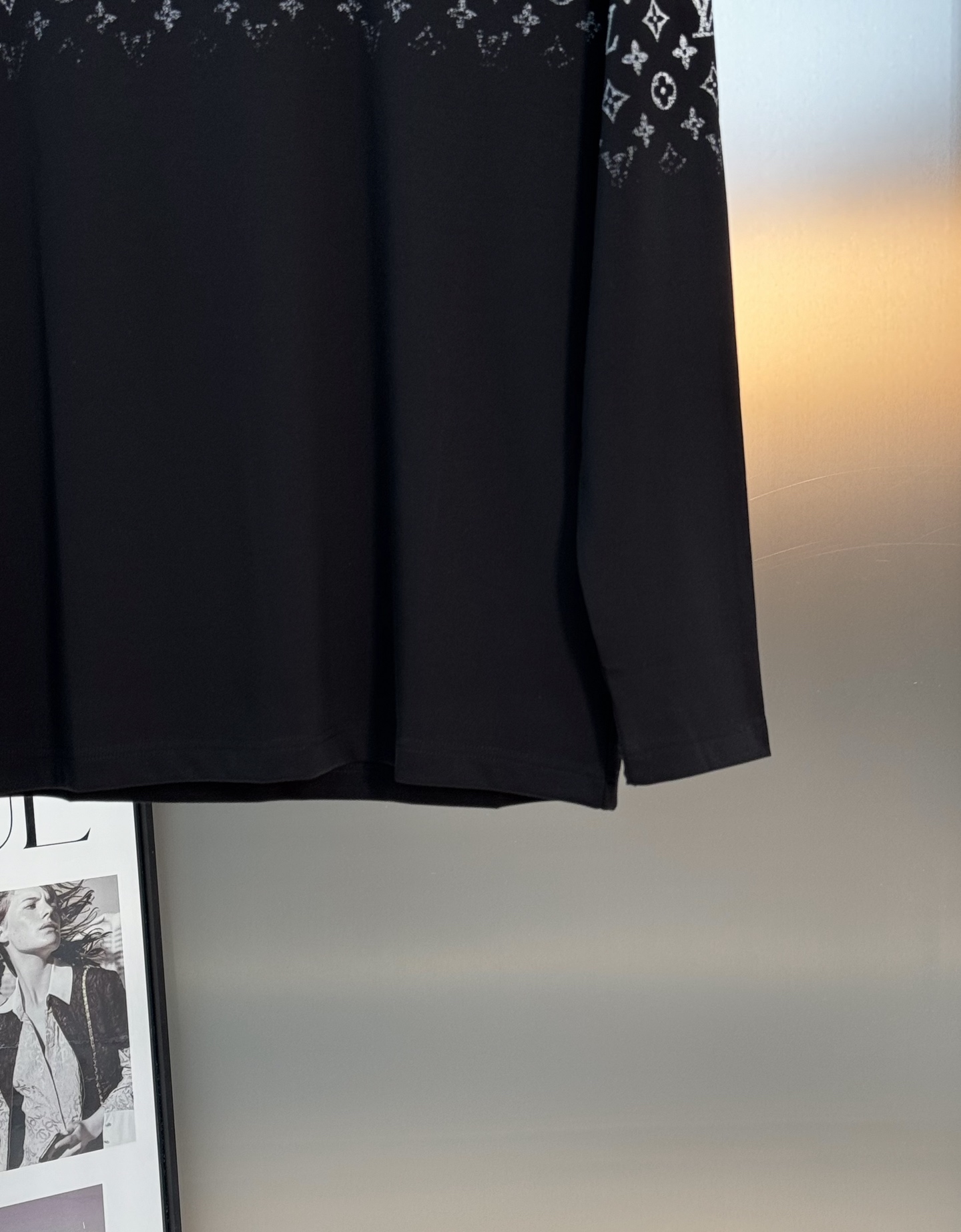 驴牌*25s新款莫代尔长袖T恤.LVlogo标识立体渐变数码双面烫画工艺，经典老花lv字母呈现.后幅印花