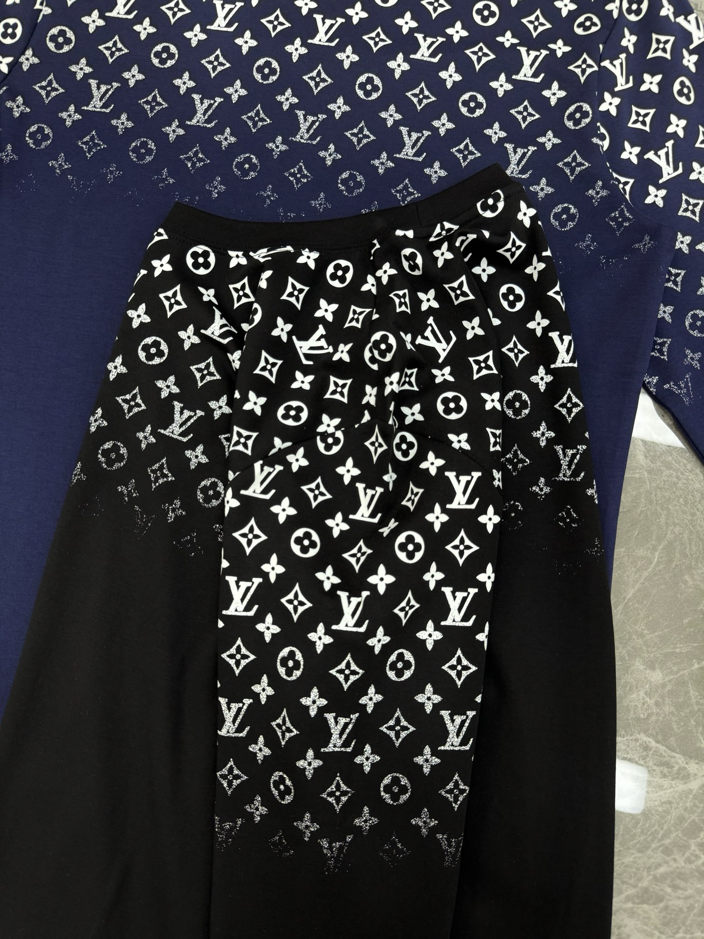 驴牌*25s新款莫代尔长袖T恤.LVlogo标识立体渐变数码双面烫画工艺，经典老花lv字母呈现.后幅印花