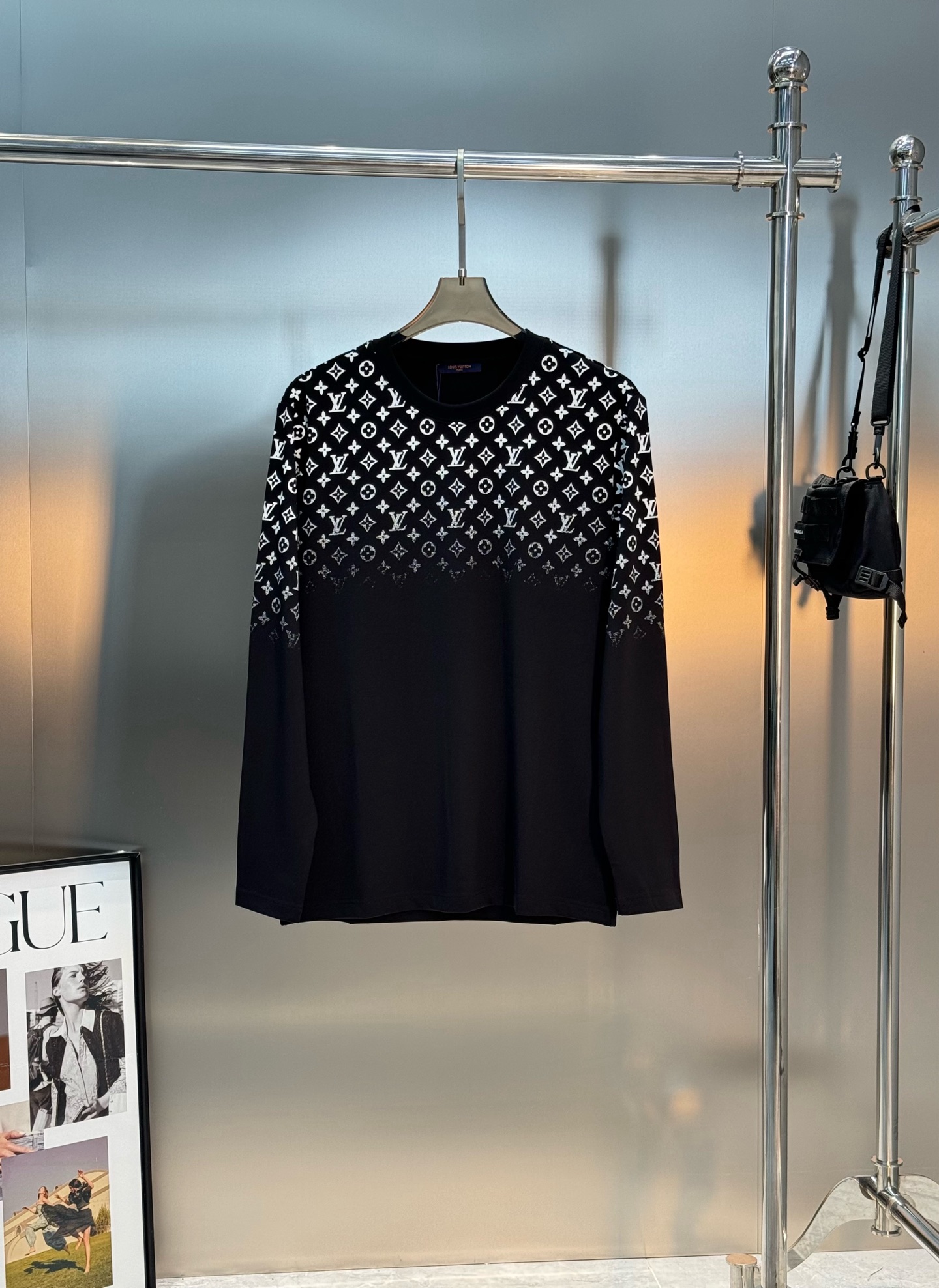 驴牌*25s新款莫代尔长袖T恤.LVlogo标识立体渐变数码双面烫画工艺，经典老花lv字母呈现.后幅印花