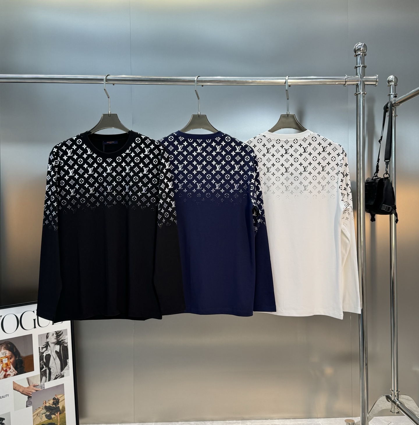 驴牌*25s新款莫代尔长袖T恤.LVlogo标识立体渐变数码双面烫画工艺，经典老花lv字母呈现.后幅印花