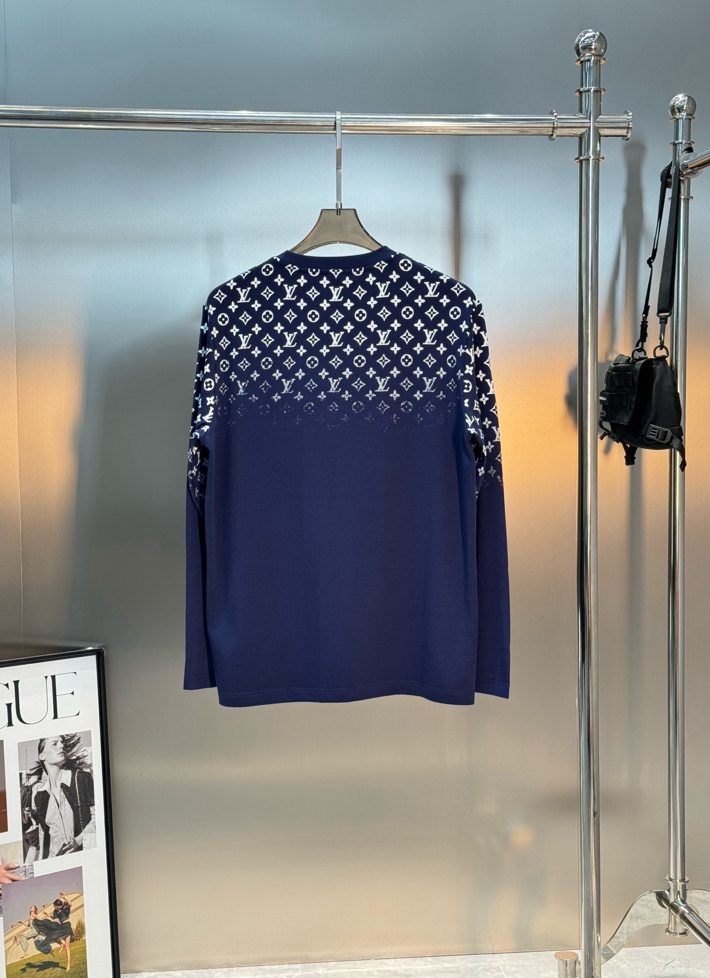 驴牌*25s新款莫代尔长袖T恤.LVlogo标识立体渐变数码双面烫画工艺，经典老花lv字母呈现.后幅印花