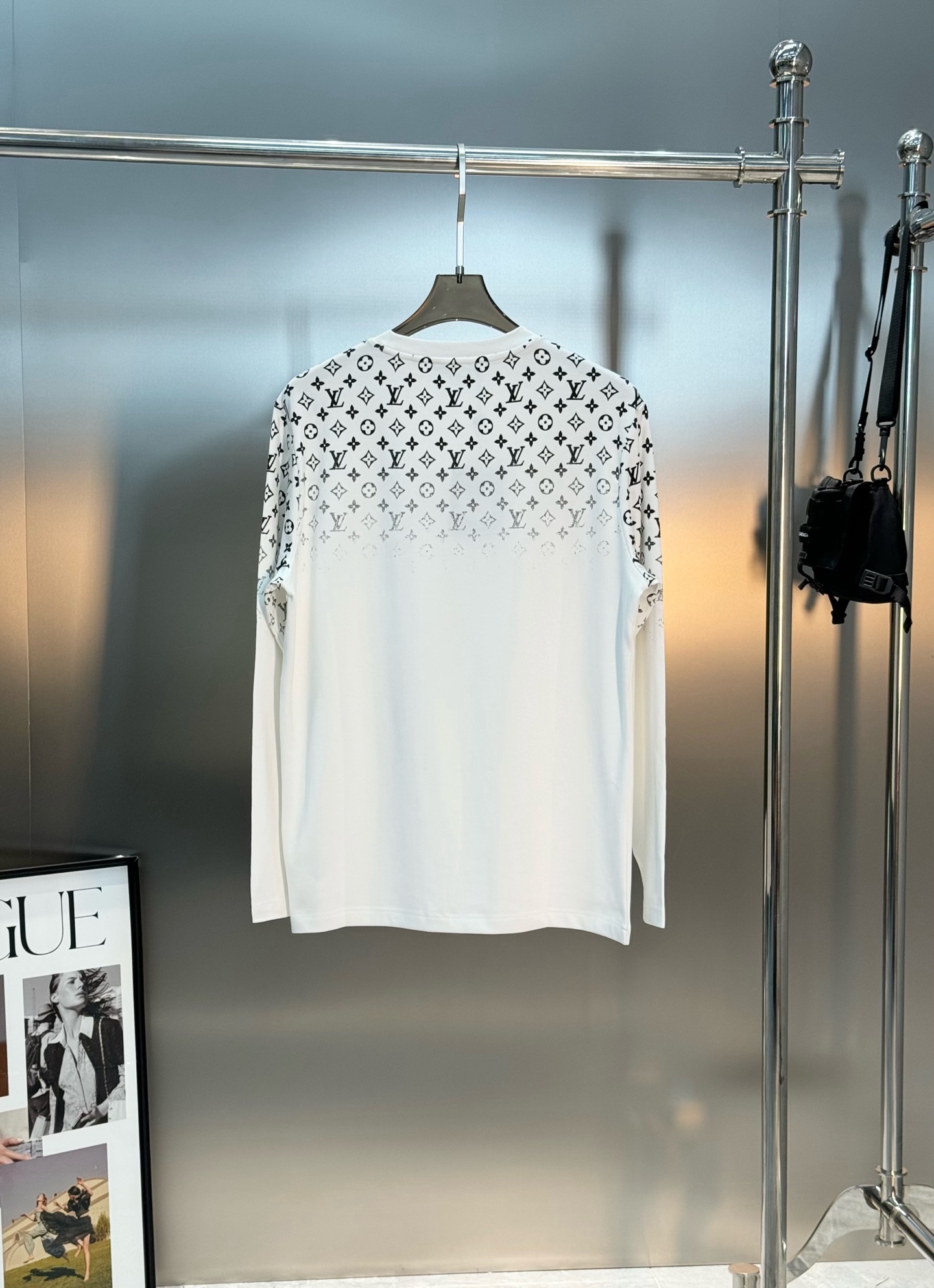 驴牌*25s新款莫代尔长袖T恤.LVlogo标识立体渐变数码双面烫画工艺，经典老花lv字母呈现.后幅印花