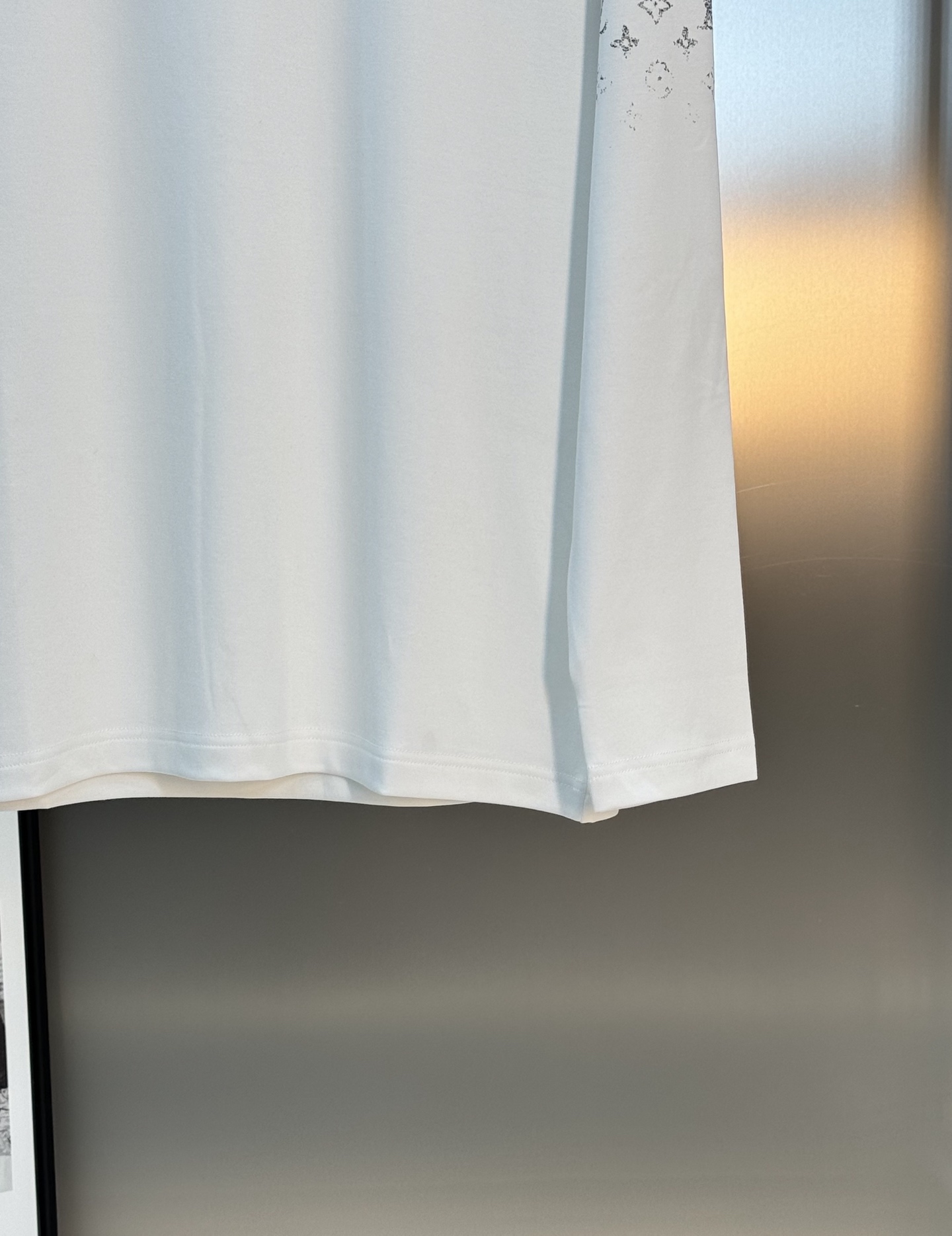 驴牌*25s新款莫代尔长袖T恤.LVlogo标识立体渐变数码双面烫画工艺，经典老花lv字母呈现.后幅印花