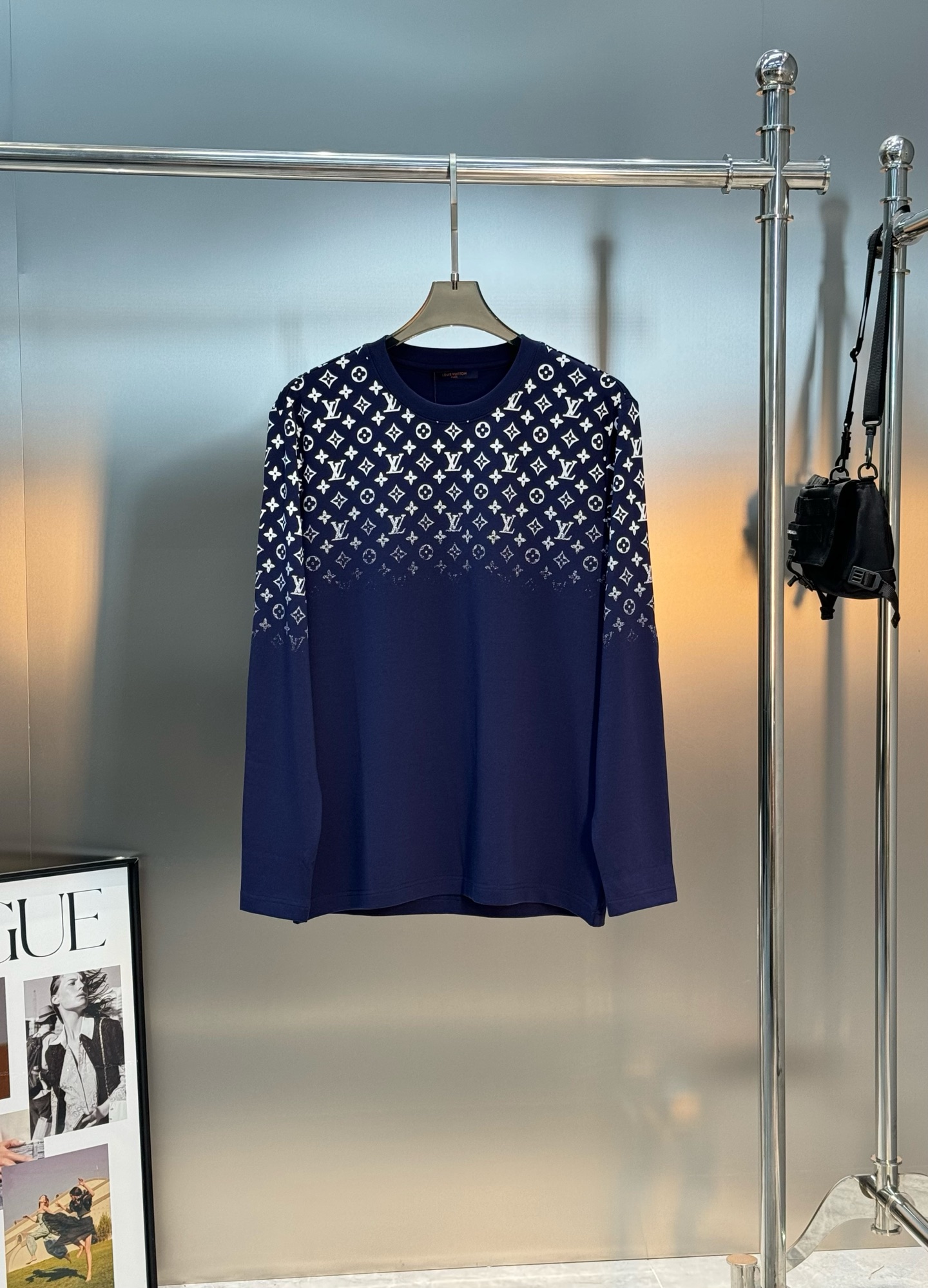 驴牌*25s新款莫代尔长袖T恤.LVlogo标识立体渐变数码双面烫画工艺，经典老花lv字母呈现.后幅印花
