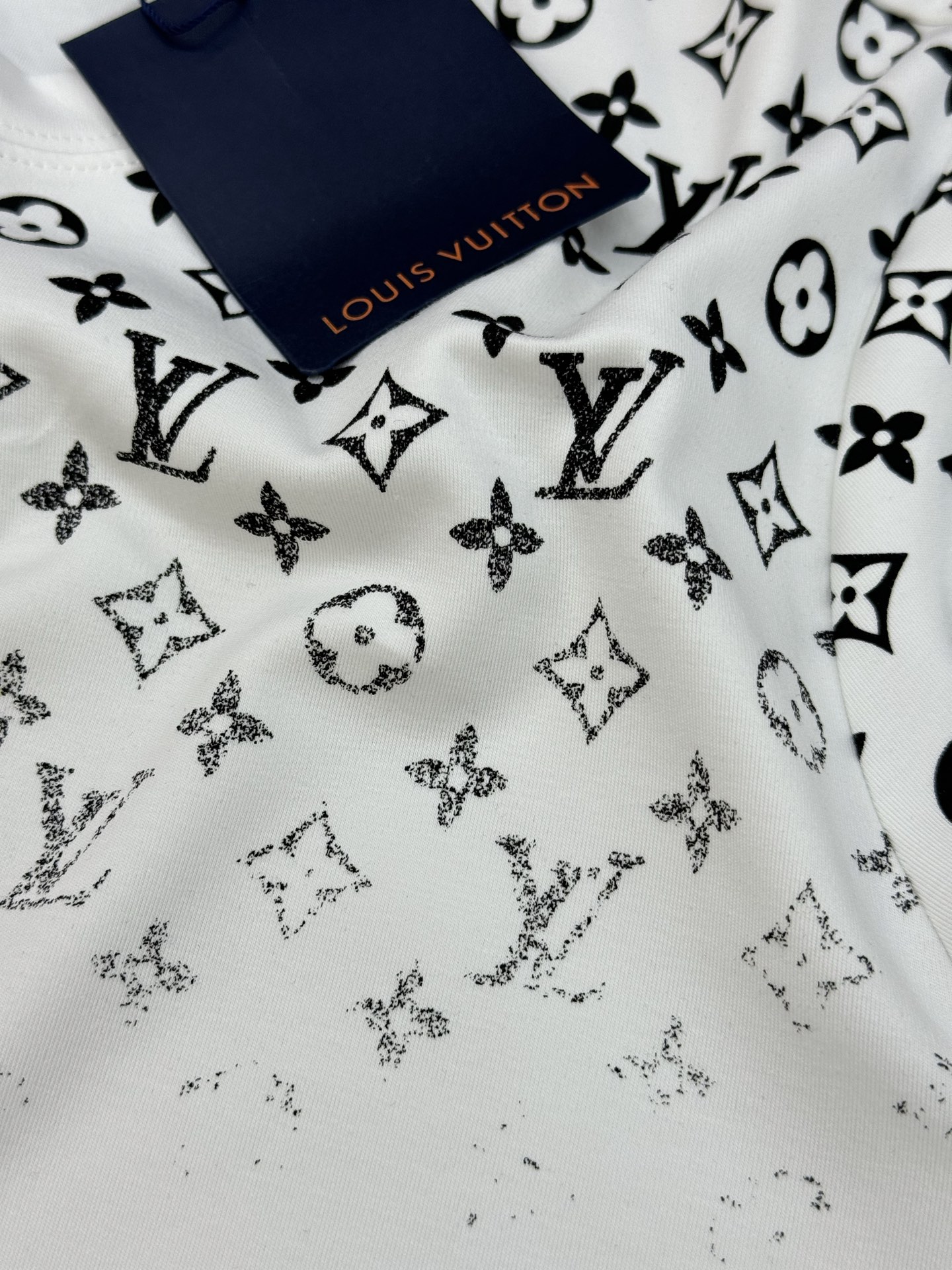 驴牌*25s新款莫代尔长袖T恤.LVlogo标识立体渐变数码双面烫画工艺，经典老花lv字母呈现.后幅印花