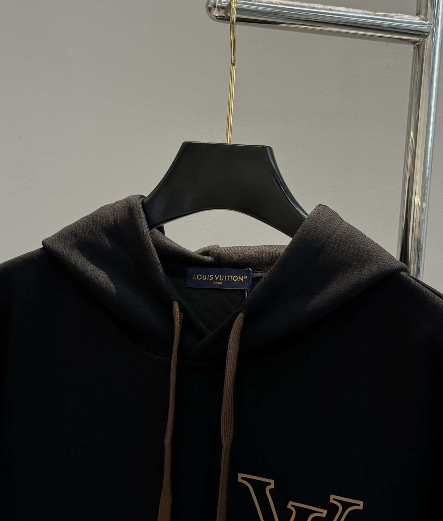 驴牌*25s新款连帽天丝卫衣.男女同款！绝对超前！非常酷～lv皮牌字母造型呈现.原版五金充满高级.潮玩艺