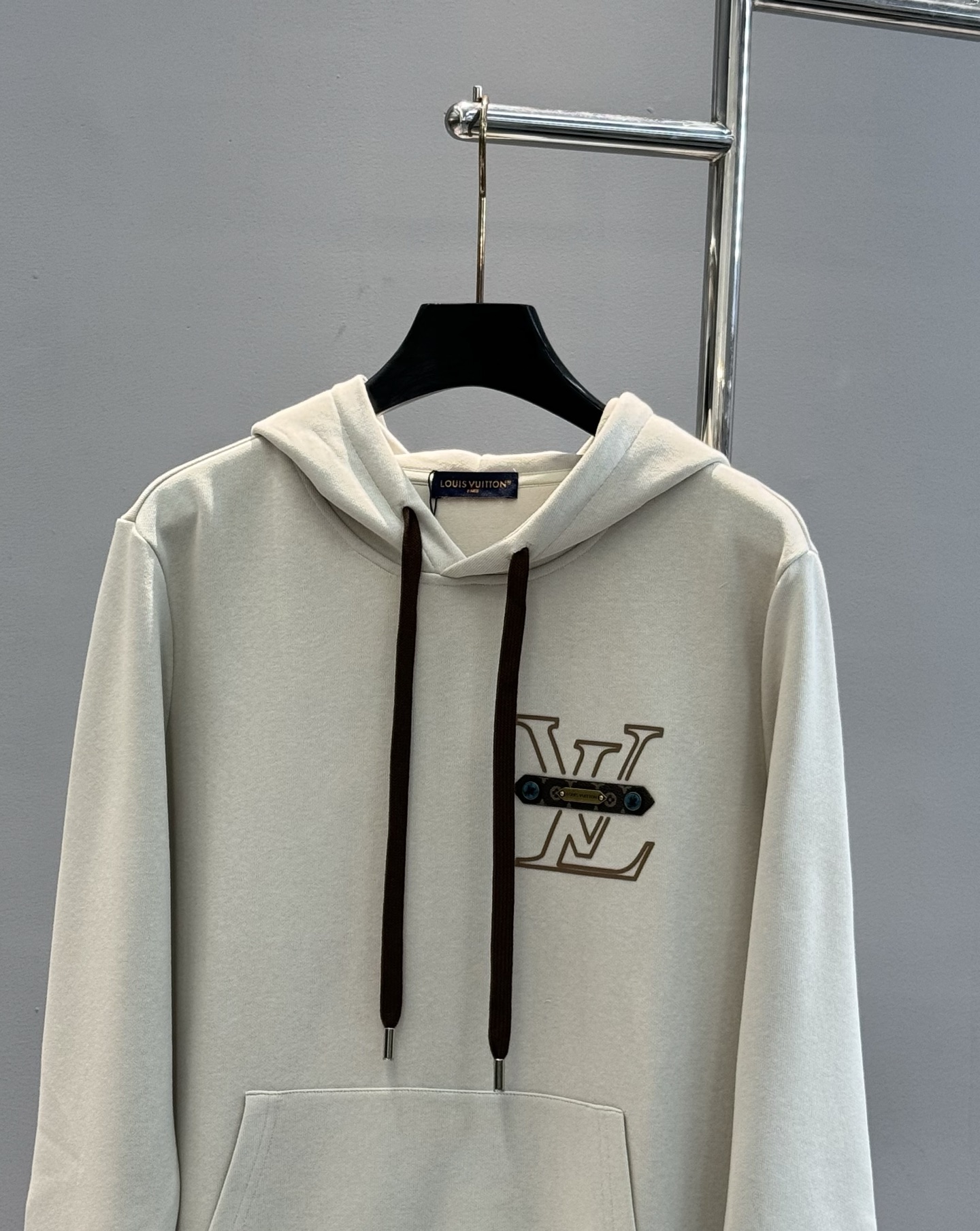 驴牌*25s新款连帽天丝卫衣.男女同款！绝对超前！非常酷～lv皮牌字母造型呈现.原版五金充满高级.潮玩艺