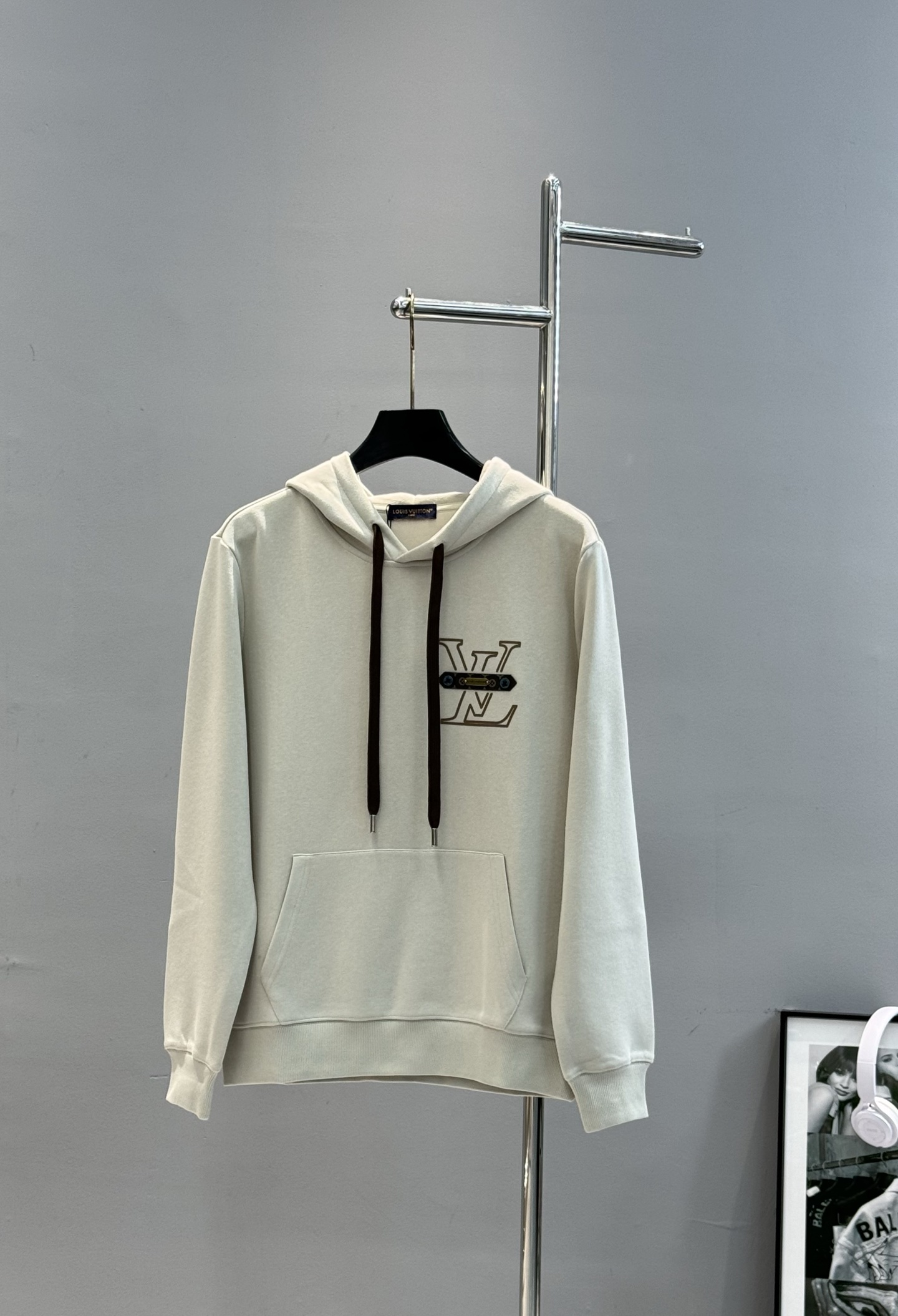 驴牌*25s新款连帽天丝卫衣.男女同款！绝对超前！非常酷～lv皮牌字母造型呈现.原版五金充满高级.潮玩艺