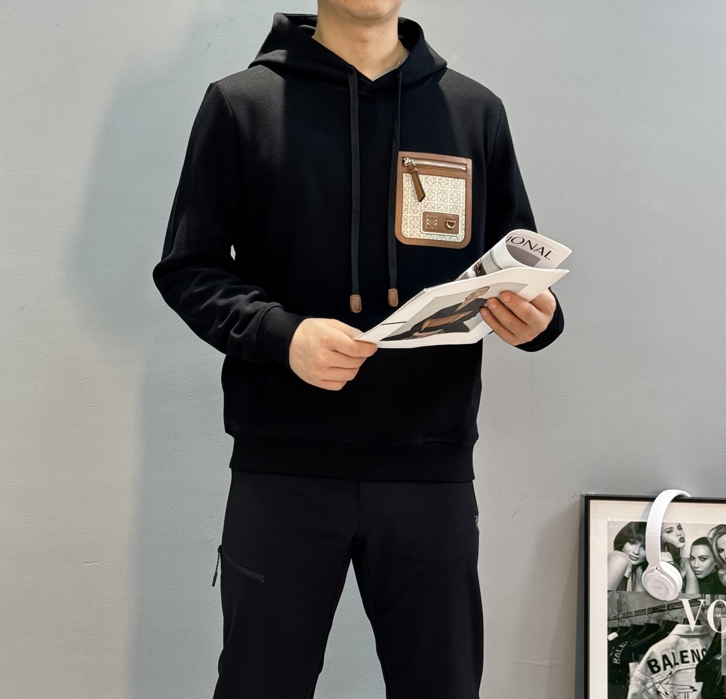 LOEWE罗意威25s新款连帽卫衣.男女同款.采用420g纯棉卫衣面料.上身非常的舒服。质感区别于普通棉