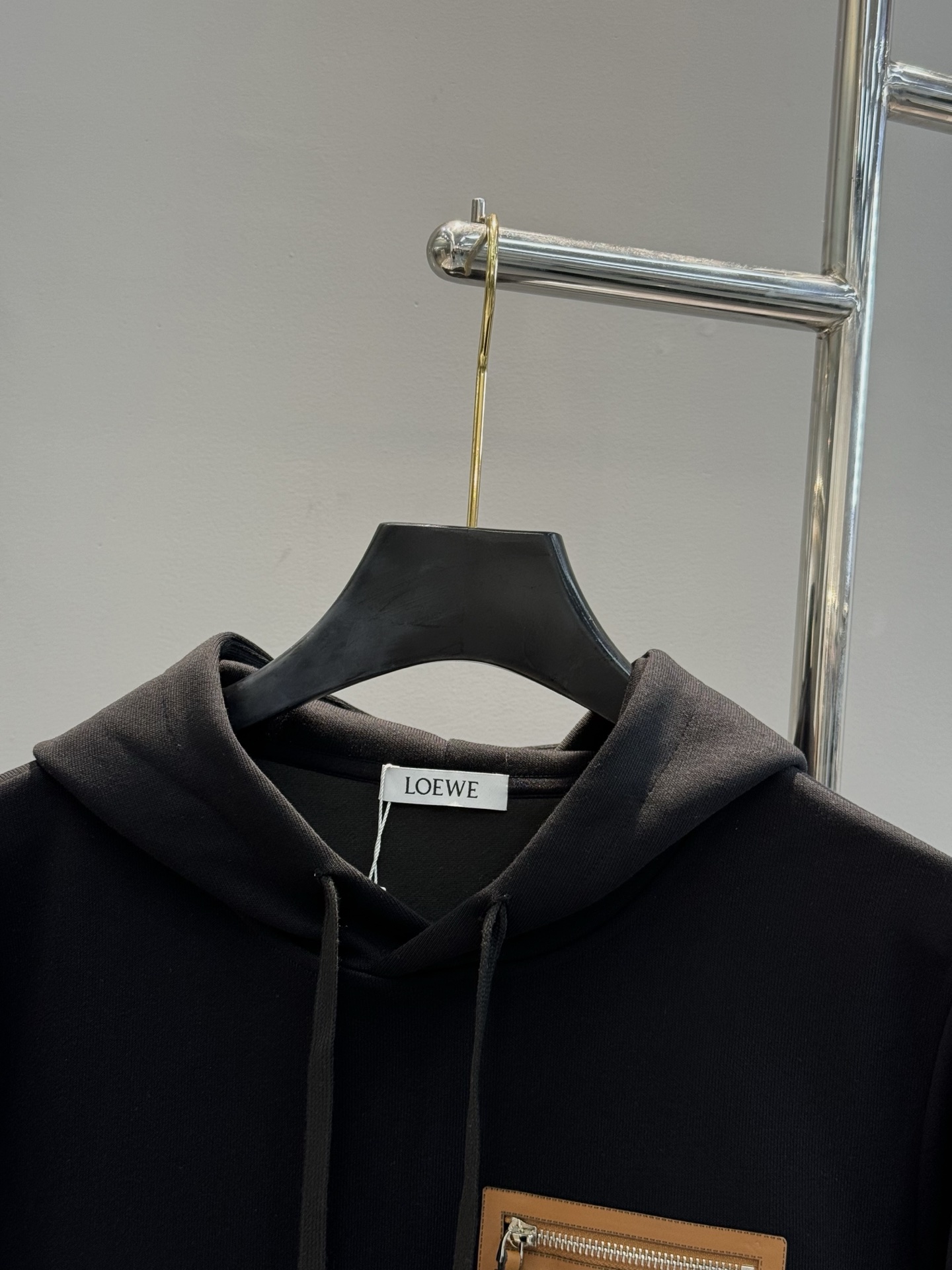 LOEWE罗意威25s新款连帽卫衣.男女同款.采用420g纯棉卫衣面料.上身非常的舒服。质感区别于普通棉