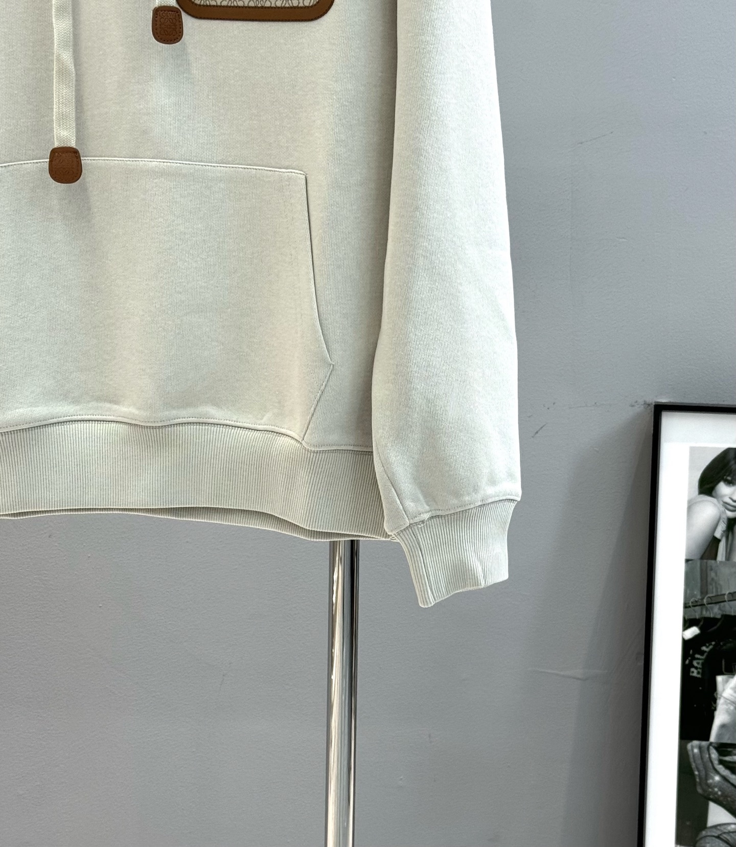 LOEWE罗意威25s新款连帽卫衣.男女同款.采用420g纯棉卫衣面料.上身非常的舒服。质感区别于普通棉