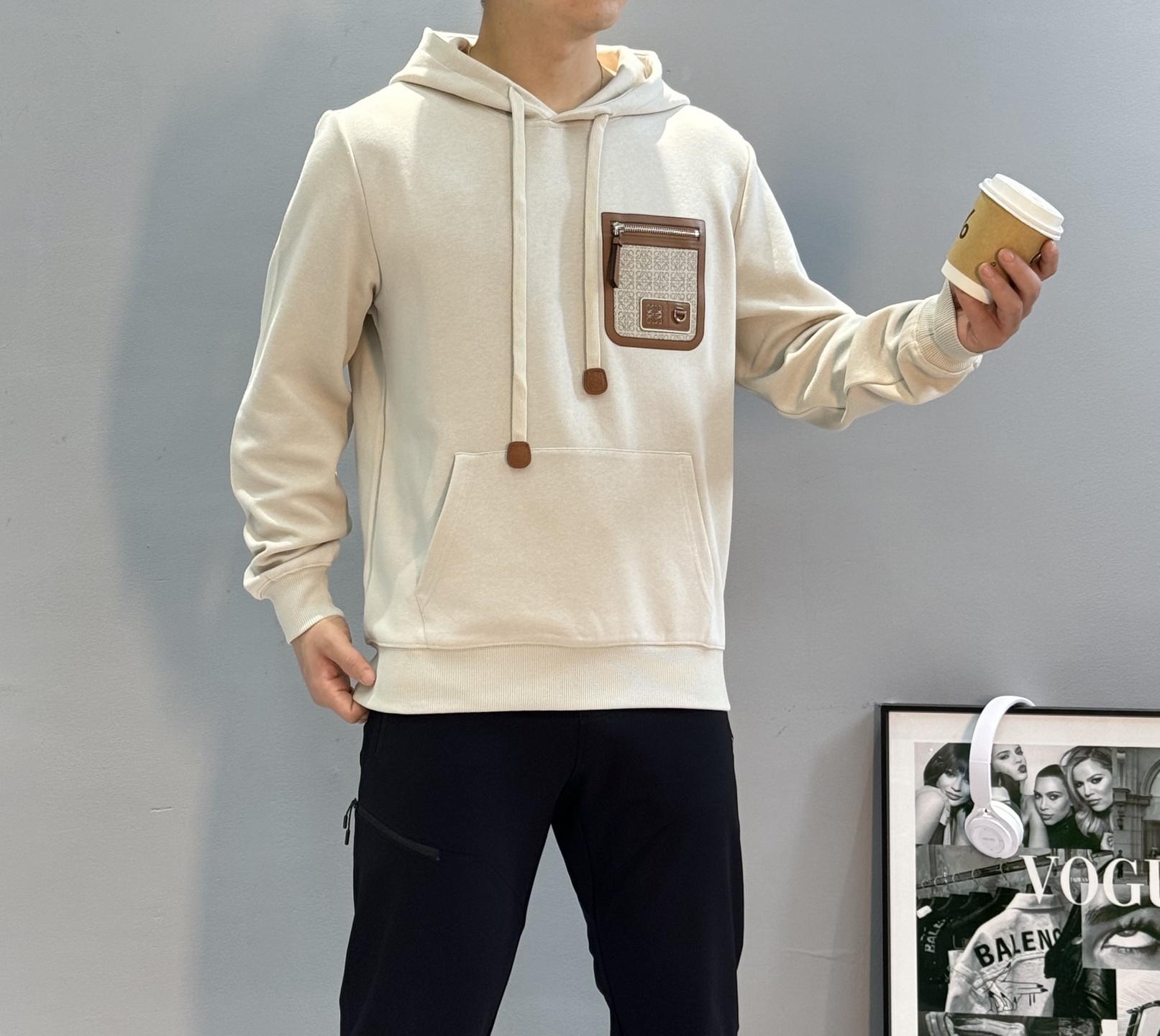 LOEWE罗意威25s新款连帽卫衣.男女同款.采用420g纯棉卫衣面料.上身非常的舒服。质感区别于普通棉