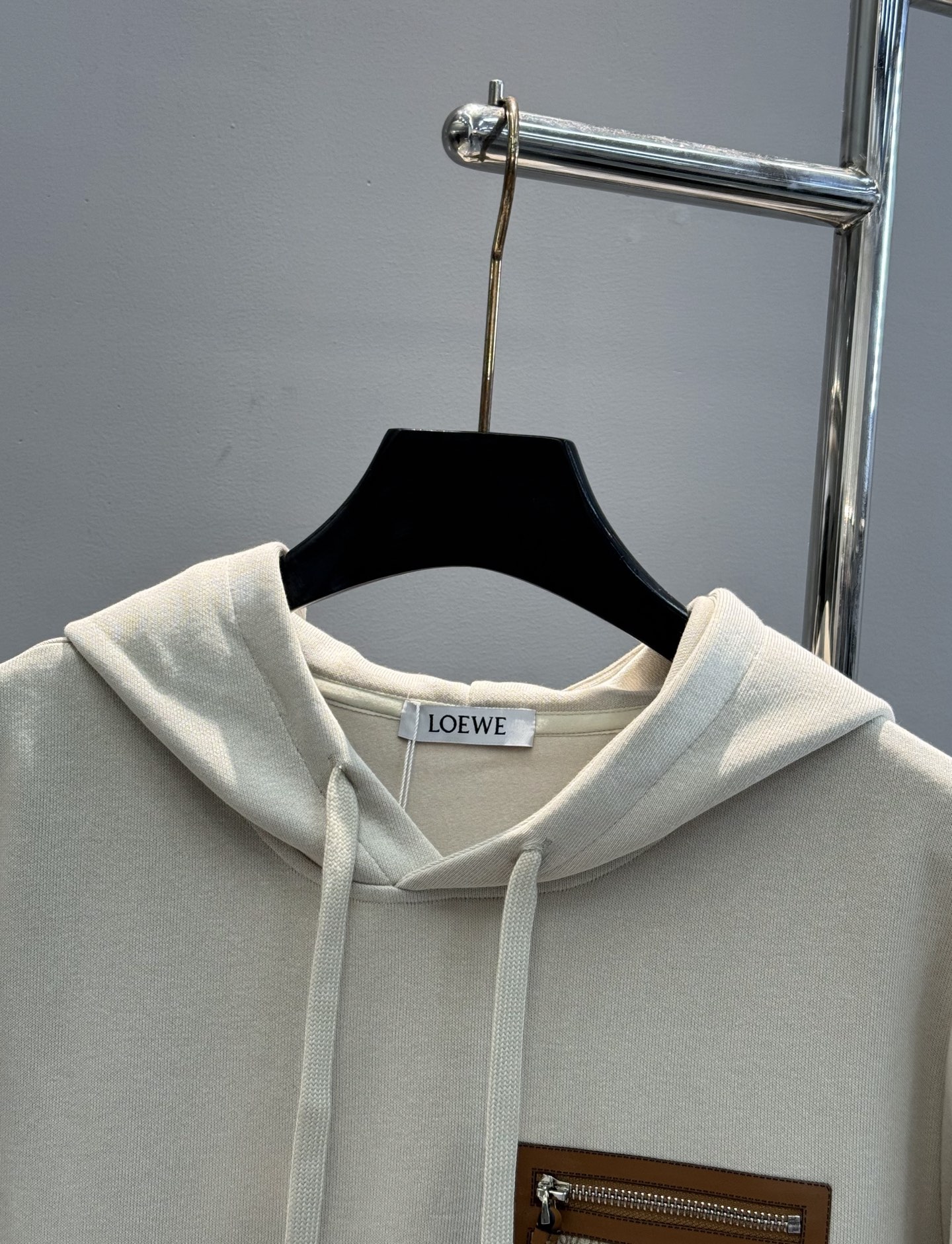 LOEWE罗意威25s新款连帽卫衣.男女同款.采用420g纯棉卫衣面料.上身非常的舒服。质感区别于普通棉