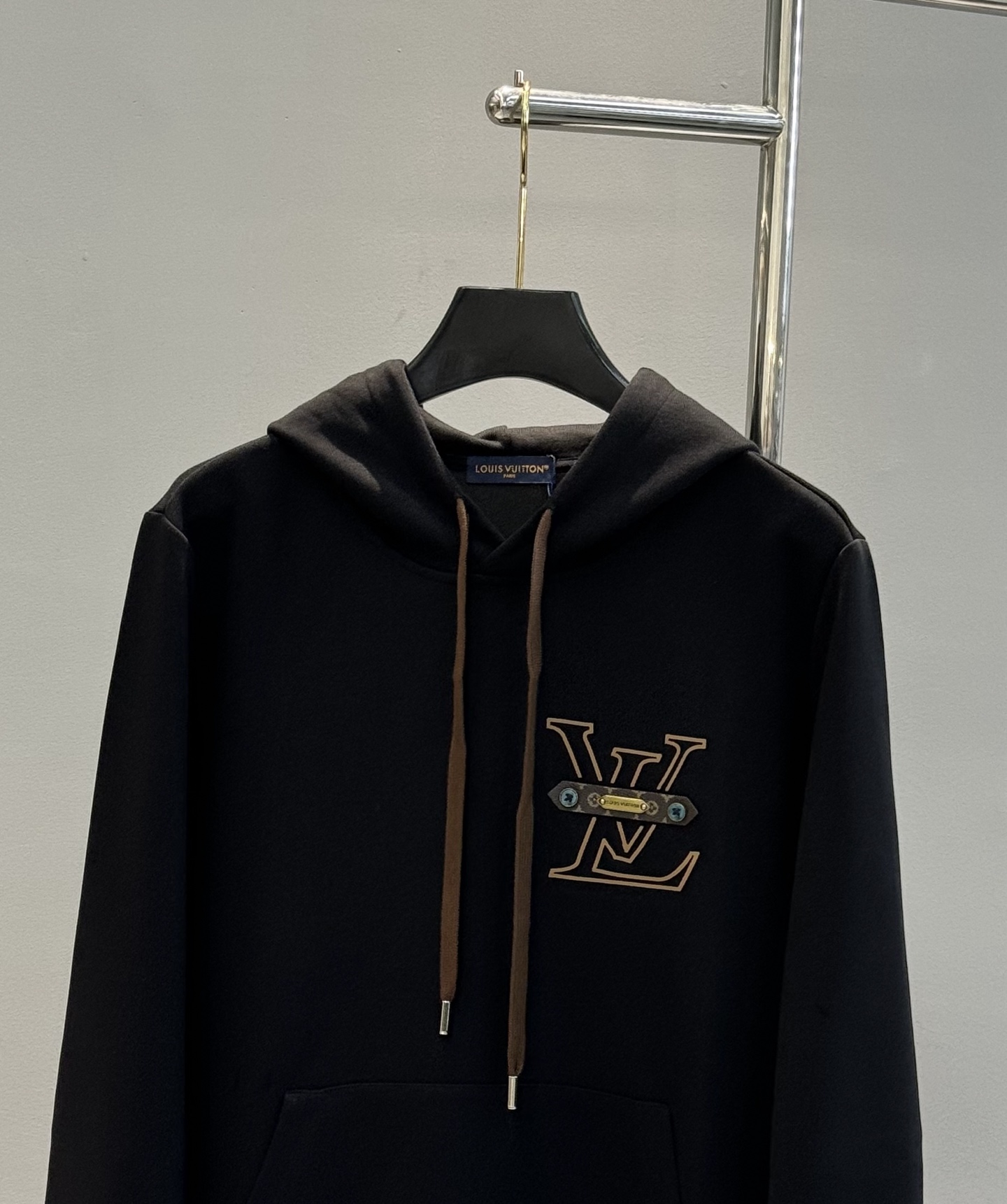 驴牌*25s新款连帽天丝卫衣.男女同款！绝对超前！非常酷～lv皮牌字母造型呈现.原版五金充满高级.潮玩艺