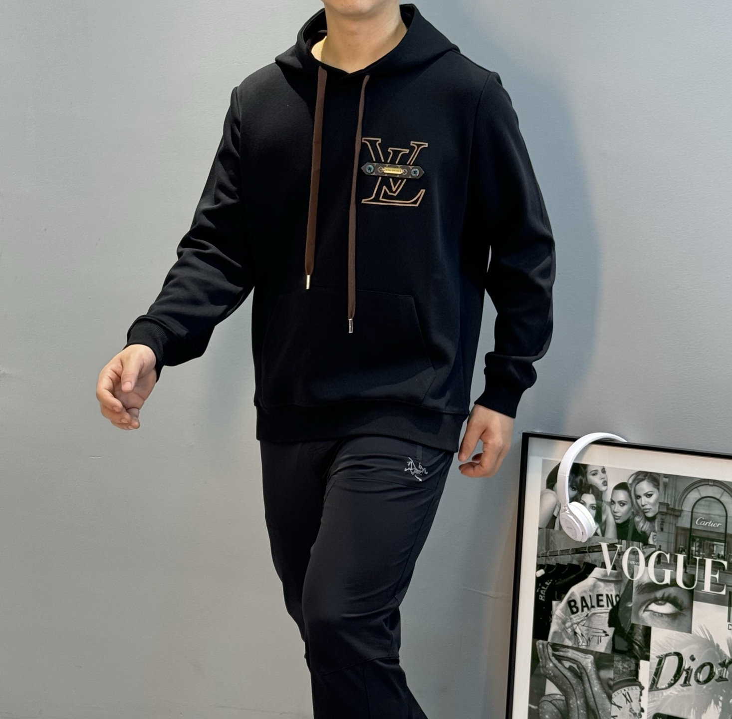 驴牌*25s新款连帽天丝卫衣.男女同款！绝对超前！非常酷～lv皮牌字母造型呈现.原版五金充满高级.潮玩艺