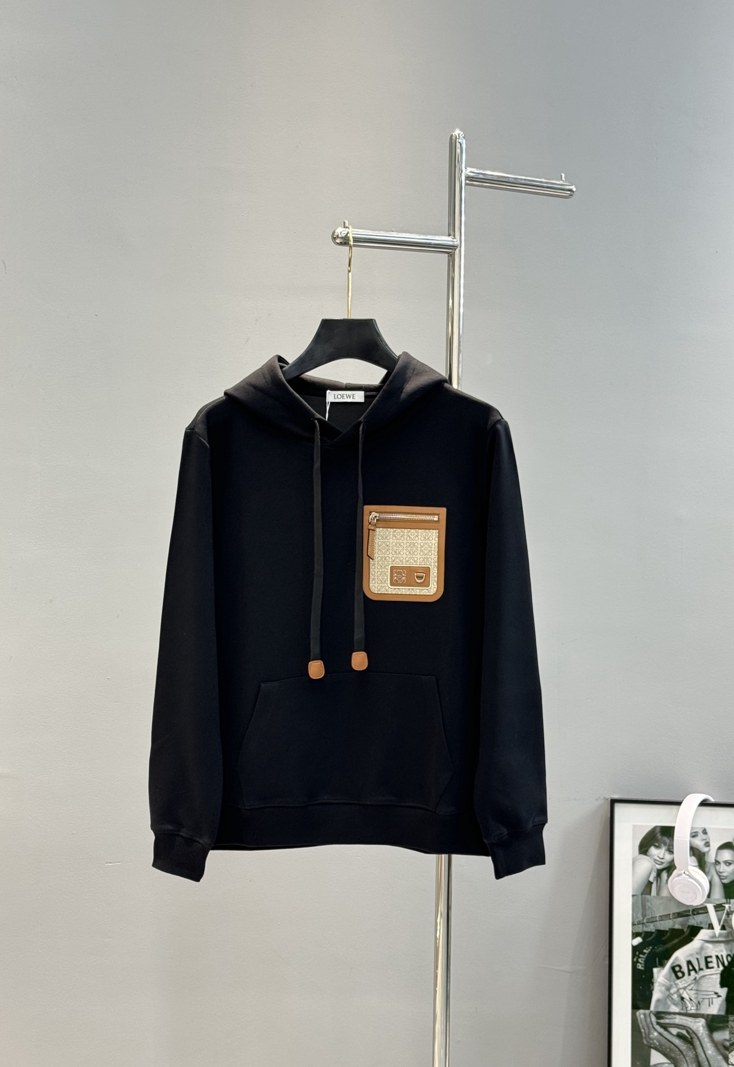 LOEWE罗意威25s新款连帽卫衣.男女同款.采用420g纯棉卫衣面料.上身非常的舒服。质感区别于普通棉