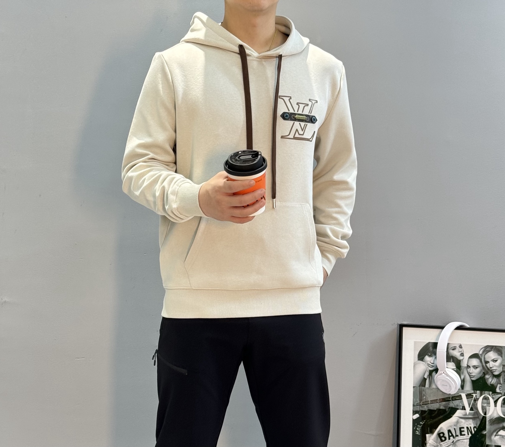 驴牌*25s新款连帽天丝卫衣.男女同款！绝对超前！非常酷～lv皮牌字母造型呈现.原版五金充满高级.潮玩艺