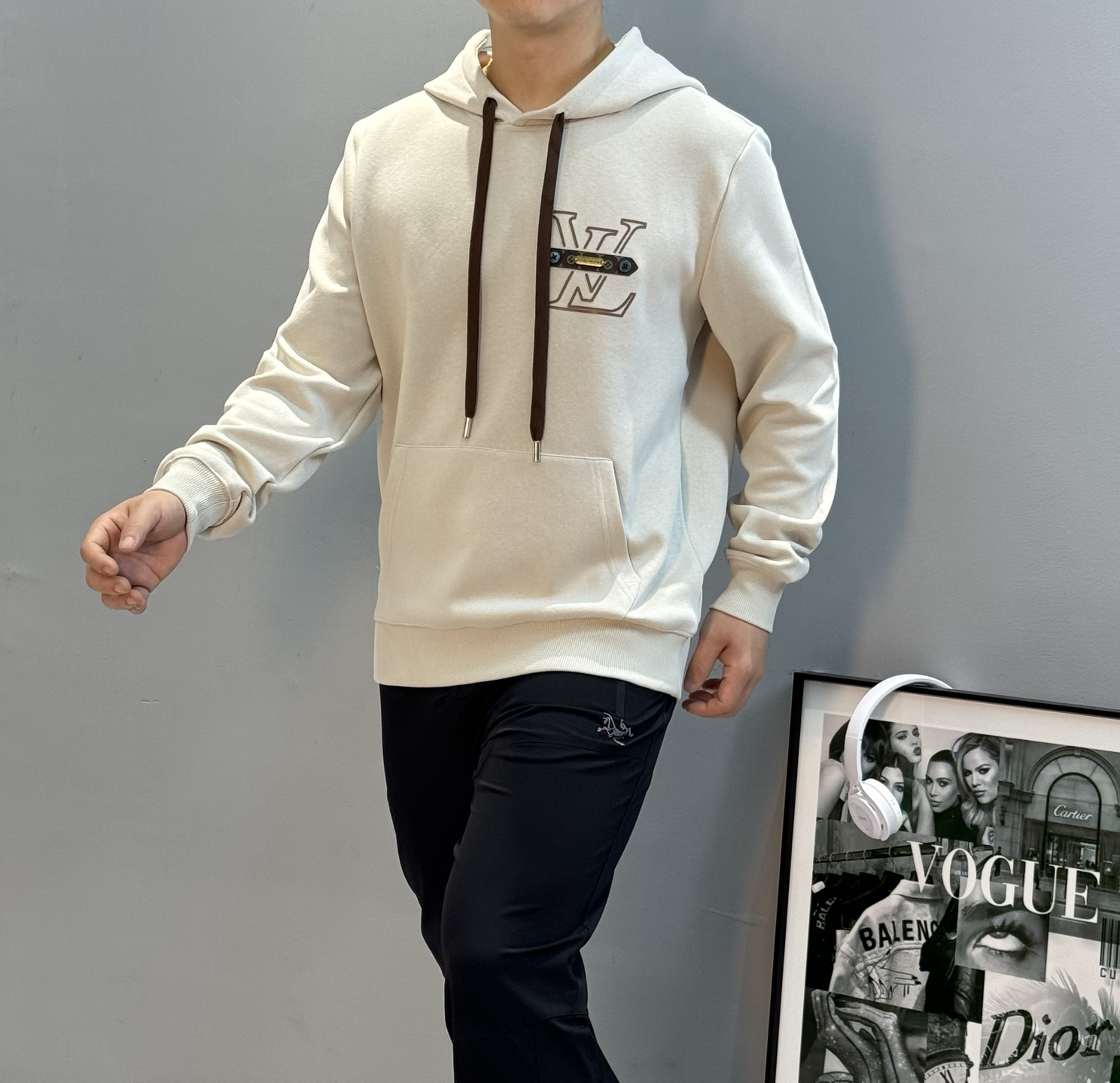 驴牌*25s新款连帽天丝卫衣.男女同款！绝对超前！非常酷～lv皮牌字母造型呈现.原版五金充满高级.潮玩艺