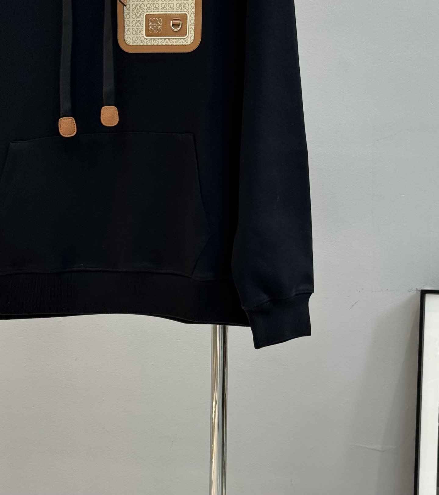 LOEWE罗意威25s新款连帽卫衣.男女同款.采用420g纯棉卫衣面料.上身非常的舒服。质感区别于普通棉