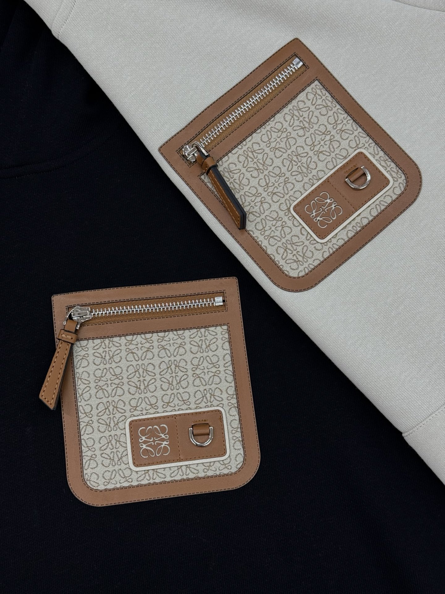 LOEWE罗意威25s新款连帽卫衣.男女同款.采用420g纯棉卫衣面料.上身非常的舒服。质感区别于普通棉