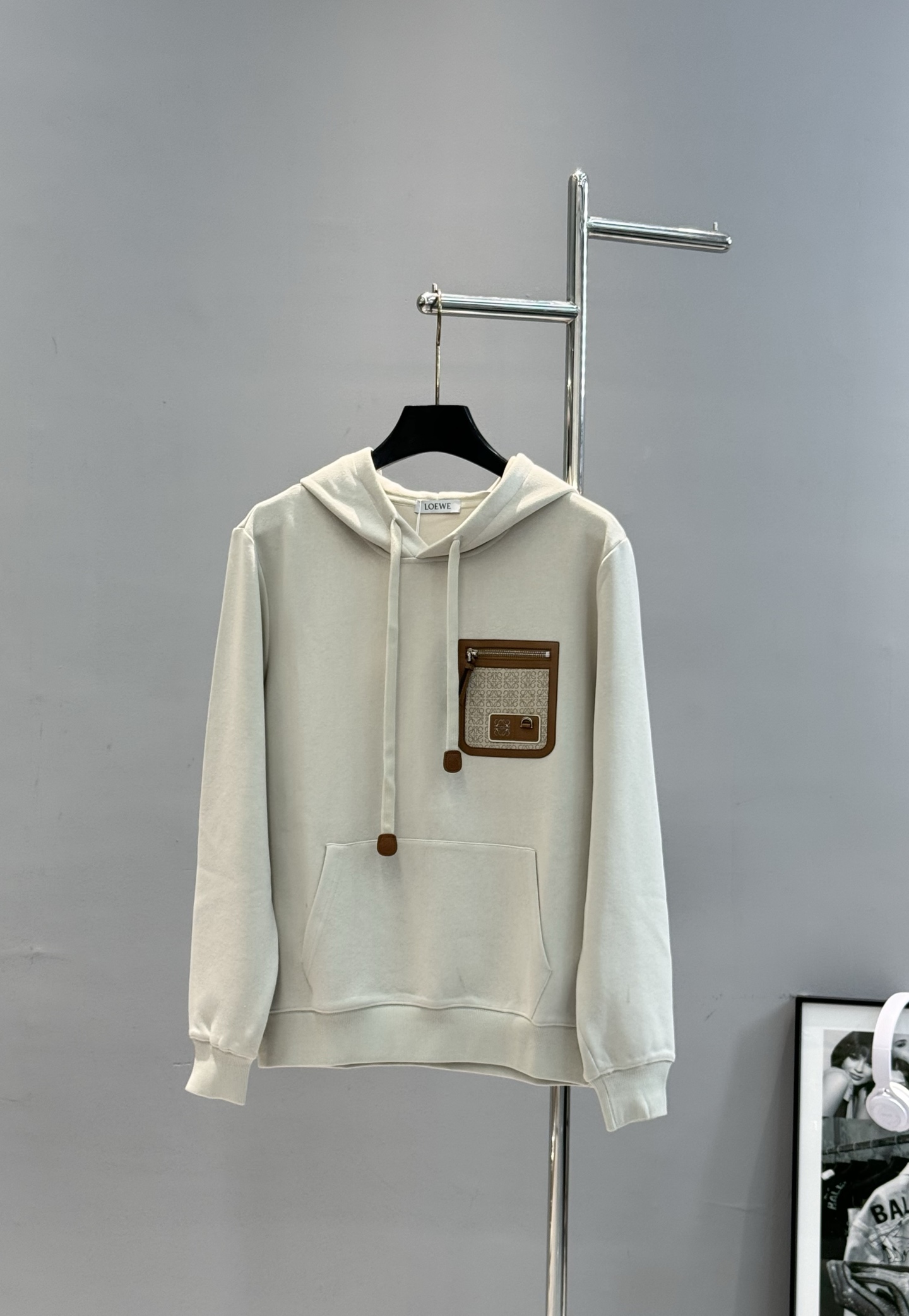 LOEWE罗意威25s新款连帽卫衣.男女同款.采用420g纯棉卫衣面料.上身非常的舒服。质感区别于普通棉