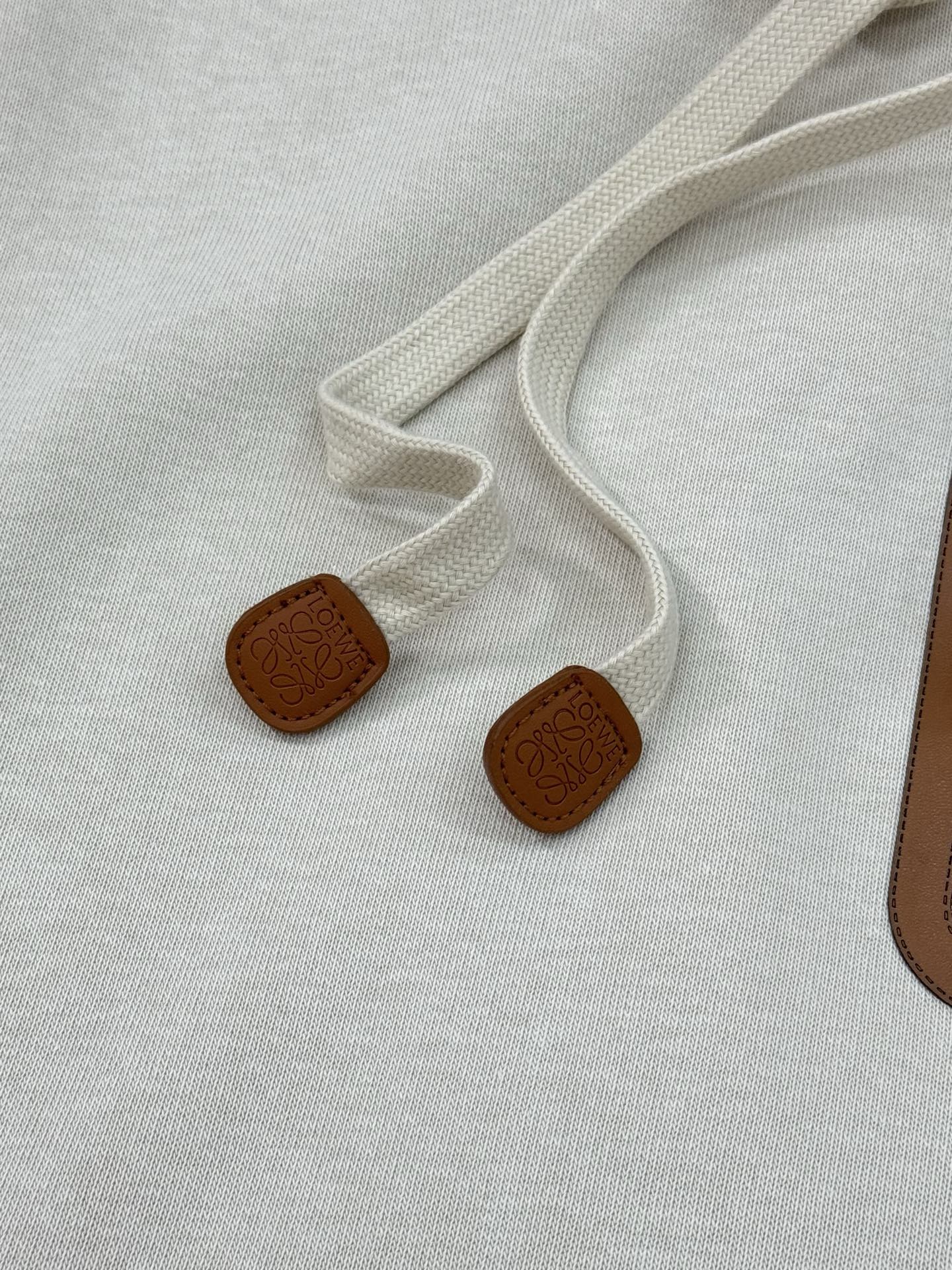 LOEWE罗意威25s新款连帽卫衣.男女同款.采用420g纯棉卫衣面料.上身非常的舒服。质感区别于普通棉