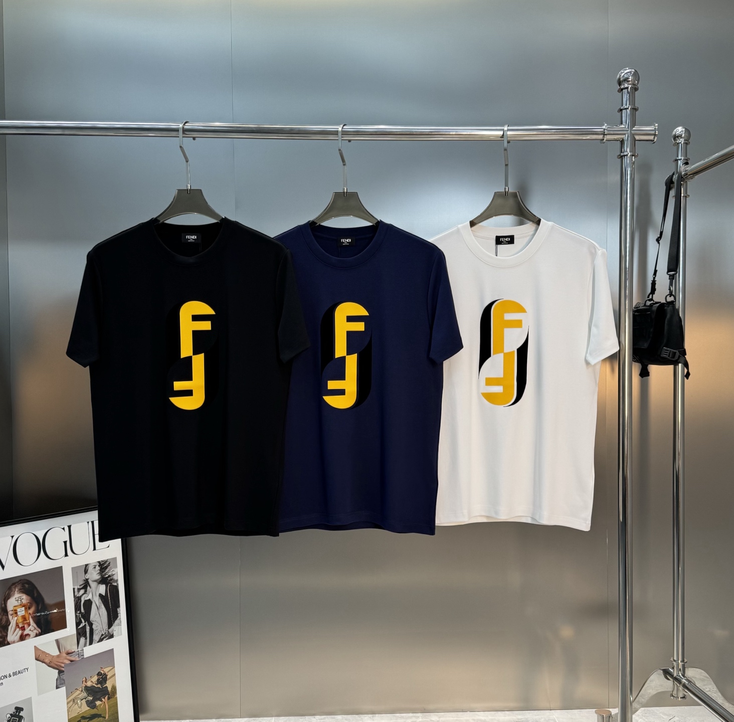 FEND*芬迪25s新款莫代尔T恤.经典基础款！！经典黄色FF字母烫画设计.立体凸凹感双层工艺.上身有型