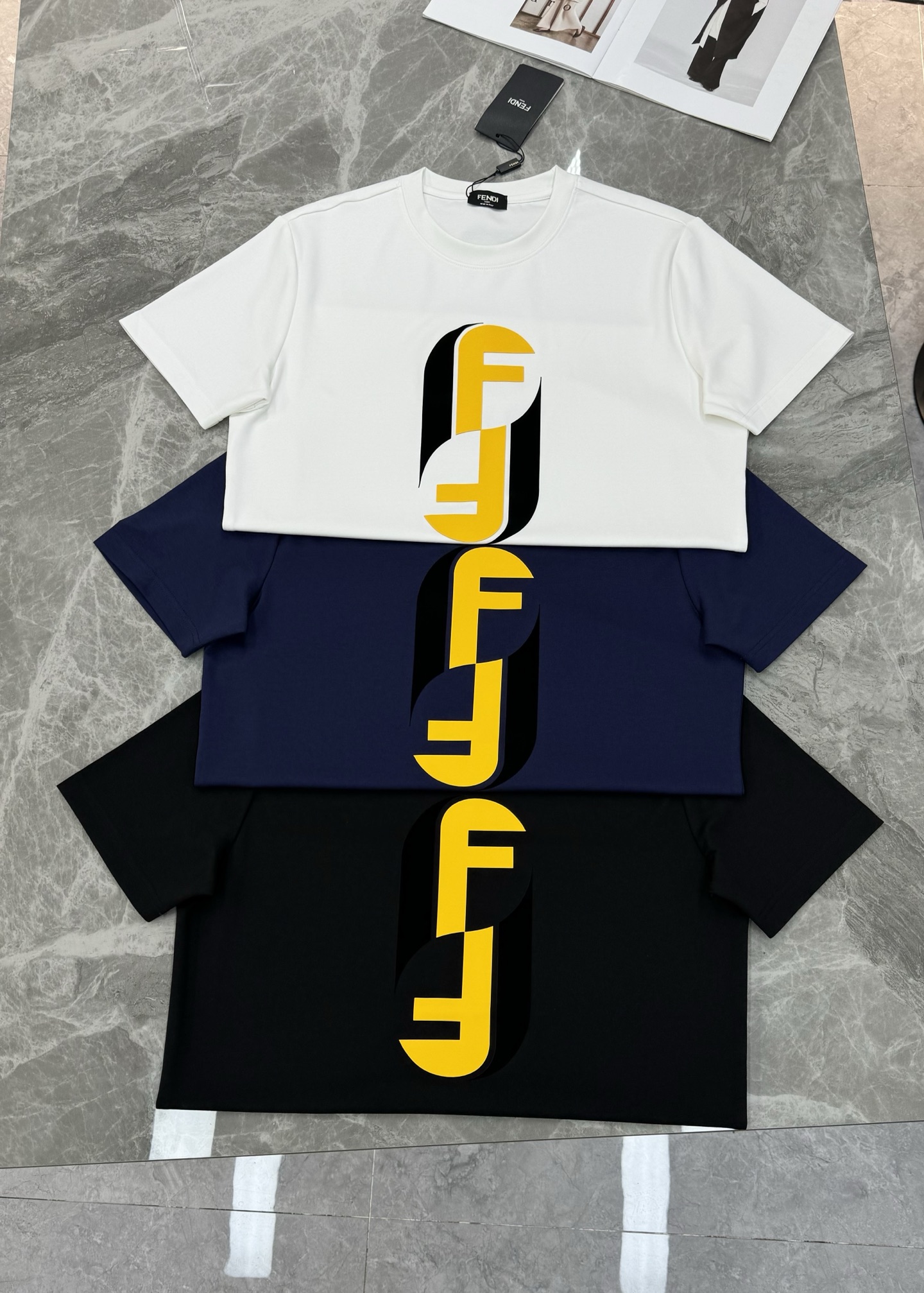 FEND*芬迪25s新款莫代尔T恤.经典基础款！！经典黄色FF字母烫画设计.立体凸凹感双层工艺.上身有型