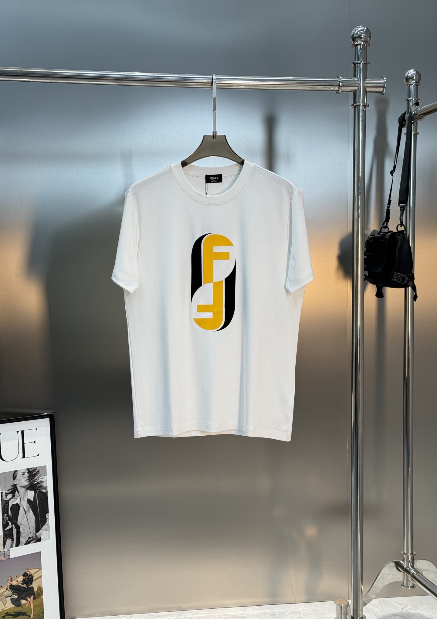 FEND*芬迪25s新款莫代尔T恤.经典基础款！！经典黄色FF字母烫画设计.立体凸凹感双层工艺.上身有型